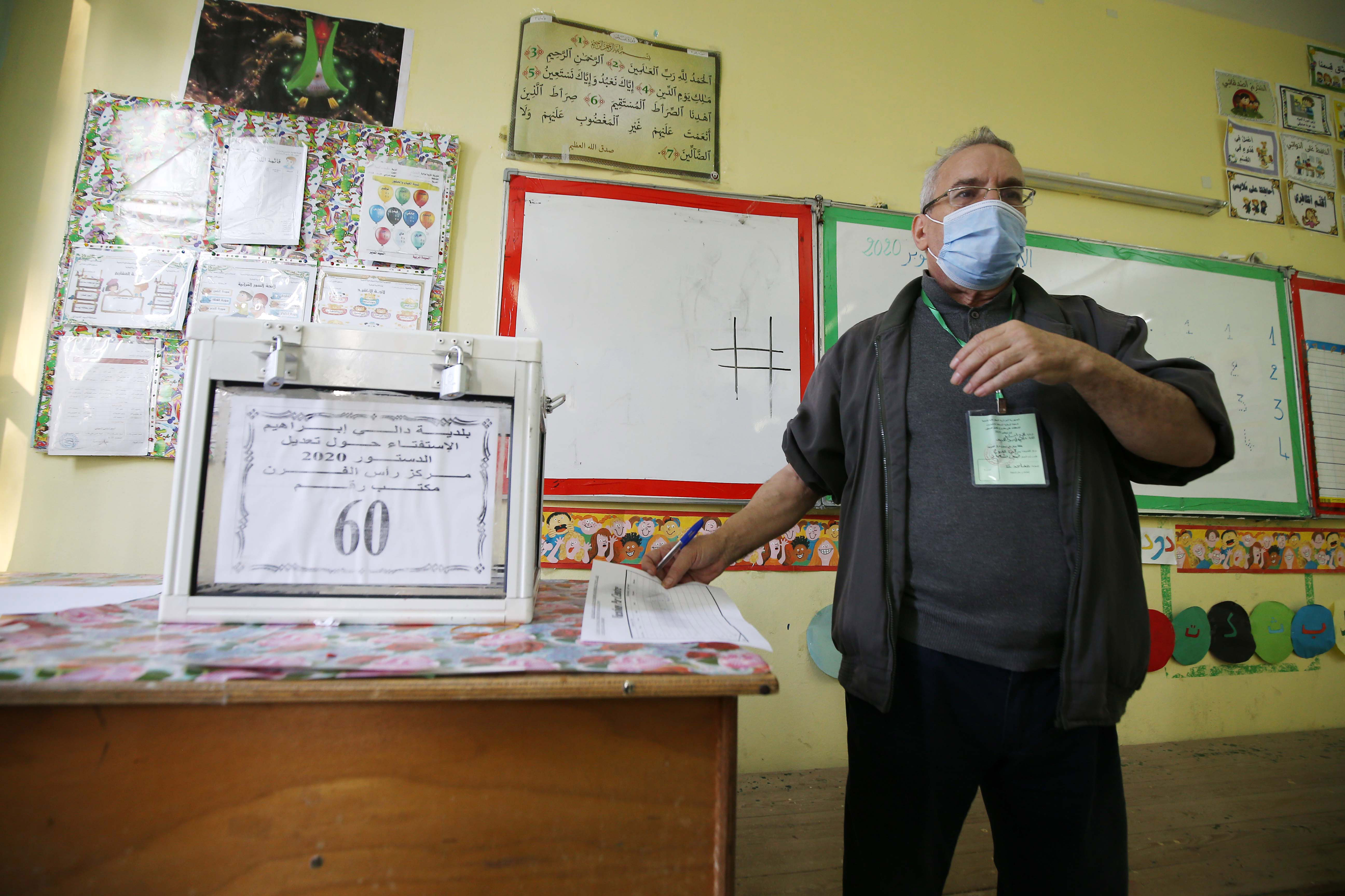 epa08790396  Election official wait for voters at a polling station during a vote for a revised constitution,  in Algiers, Algeria, 01 November 2020.  EPA-EFE/STR