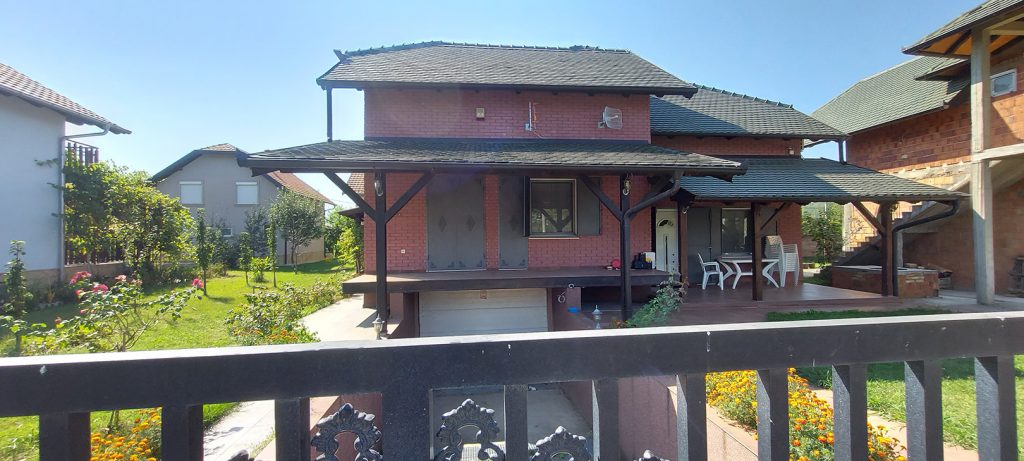 Slucajevi na kojima je radio Milan Jovanovic zbog cega mu je zapaljena kuca. Vikendica na Srebrnom jezeru u vlasnistvu Dragoljuba Simonovica, Dragoljub Simonovic