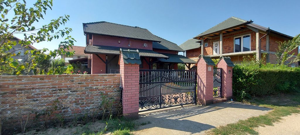 Slucajevi na kojima je radio Milan Jovanovic zbog cega mu je zapaljena kuca. Vikendica na Srebrnom jezeru u vlasnistvu Dragoljuba Simonovica, Dragoljub Simonovic