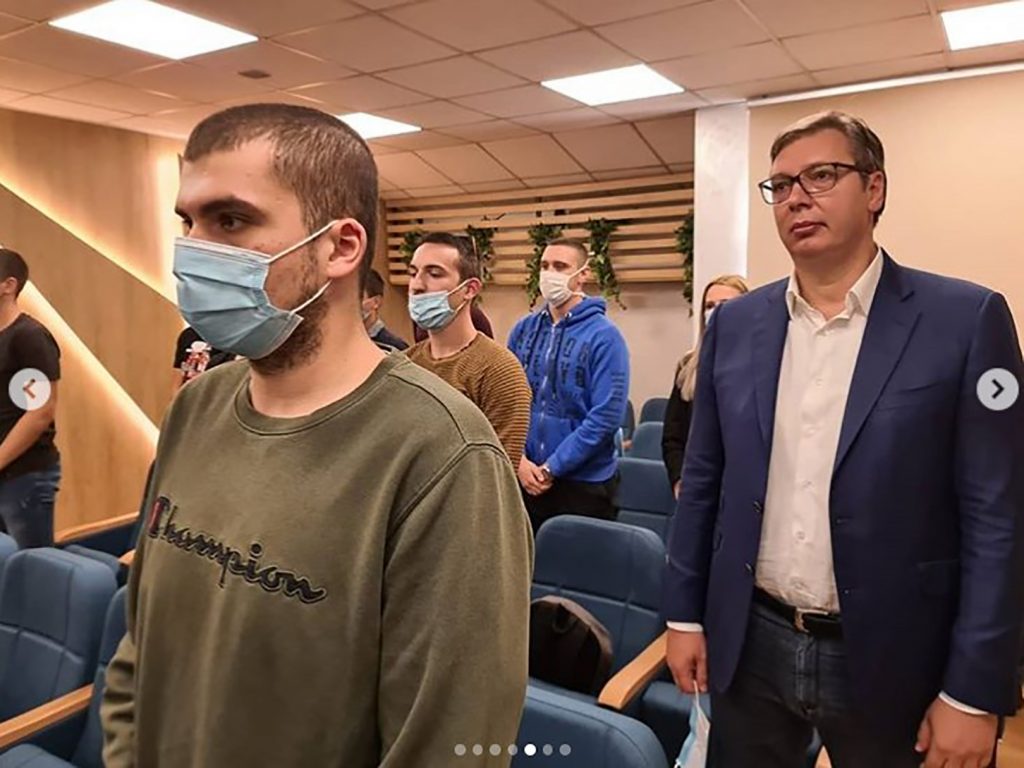 Beograd 02.10.2020. Aleksandar Vucic u skoli, skola, skolska klupa