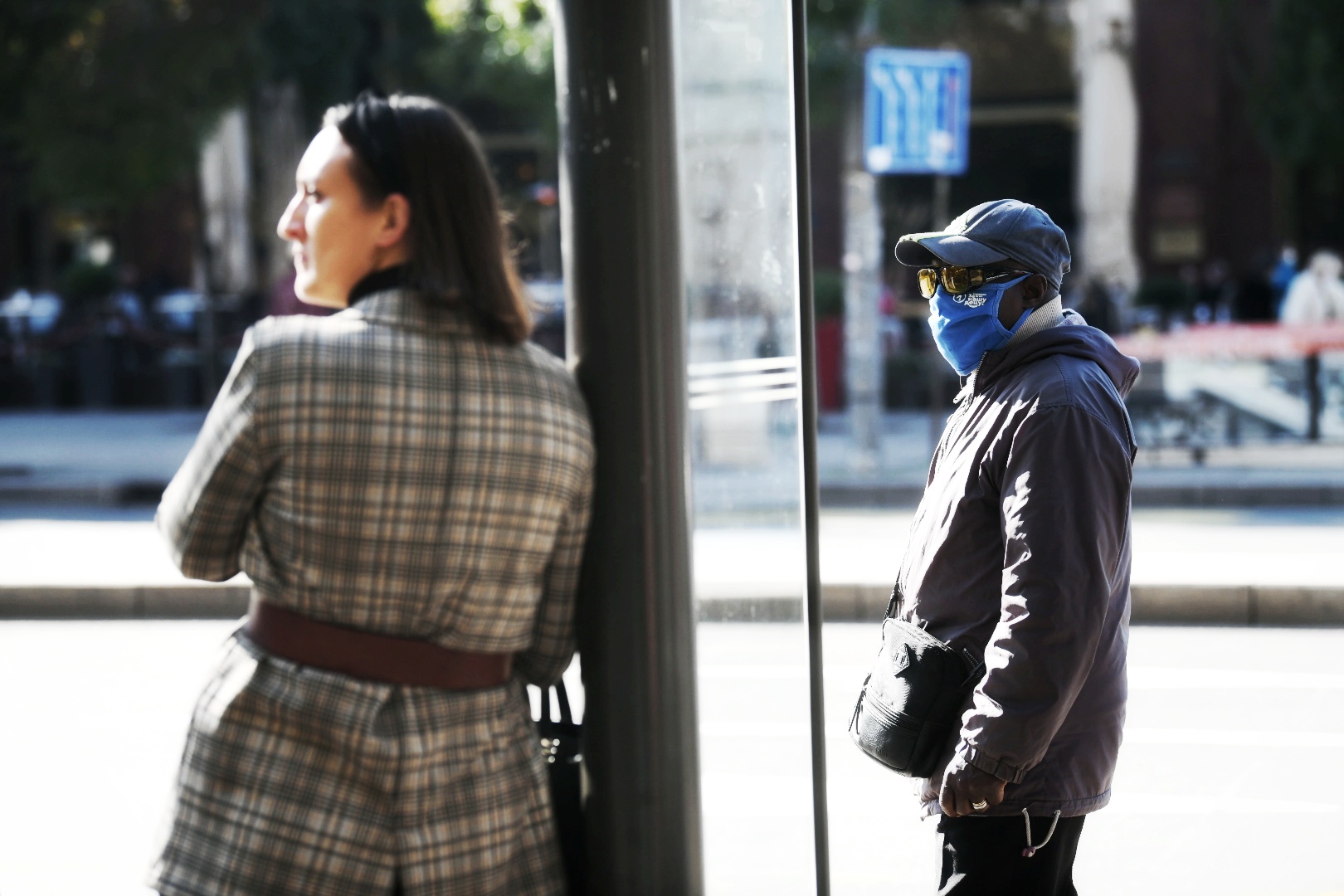 Beograd 29.10.2020. Autobsko stajalište, GSP, maska, zaštitna maska, koronavirus, kovid, jesen, miholjsko leto Foto: Vesna Lalić/Nova.rs