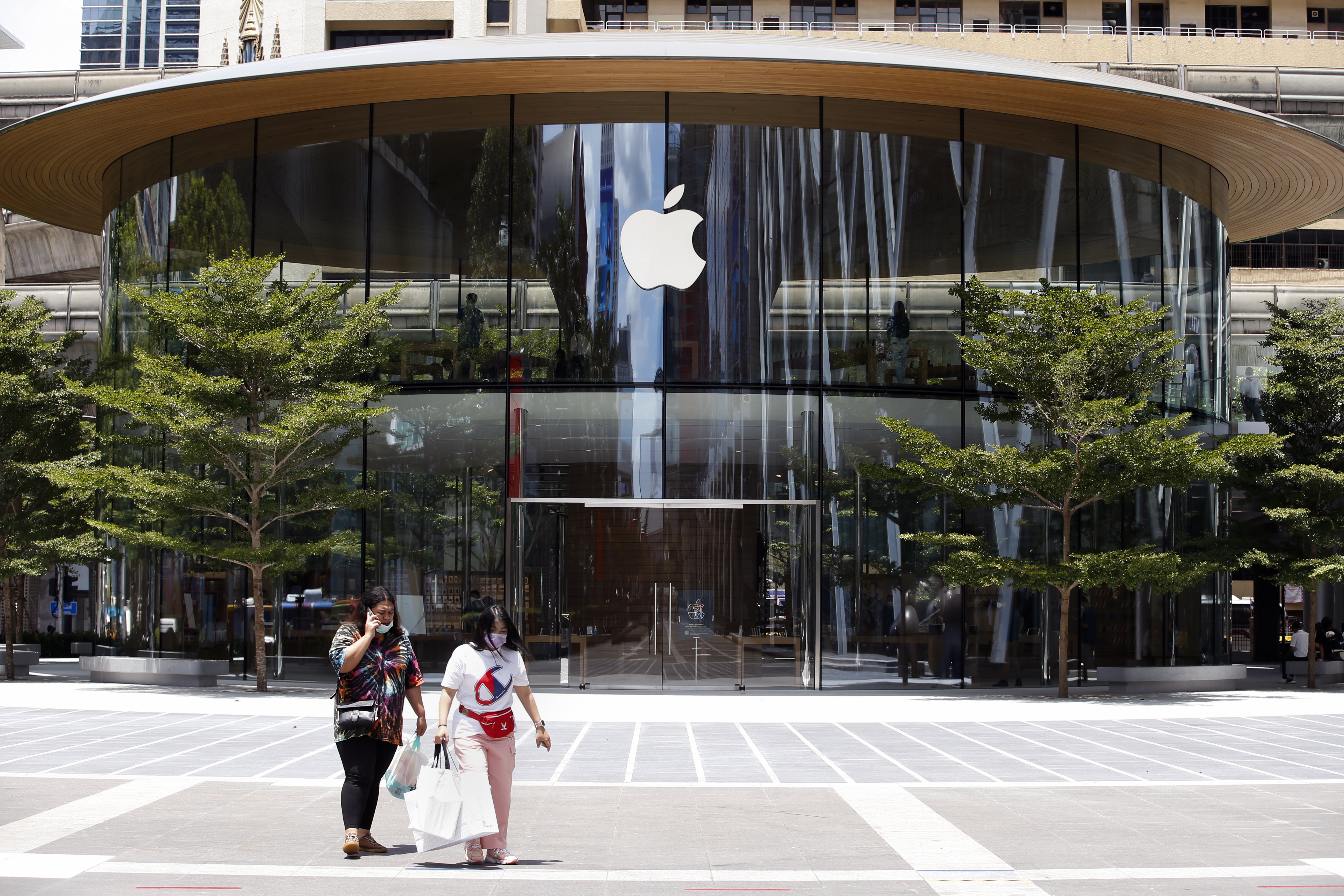 Epl, kompanija
epa08571937 People walk past an Apple store, which is slated to open to the public on 31 July, at Central World shopping complex, in Bangkok, Thailand, 29 July 2020.  EPA-EFE/RUNGROJ YONGRIT