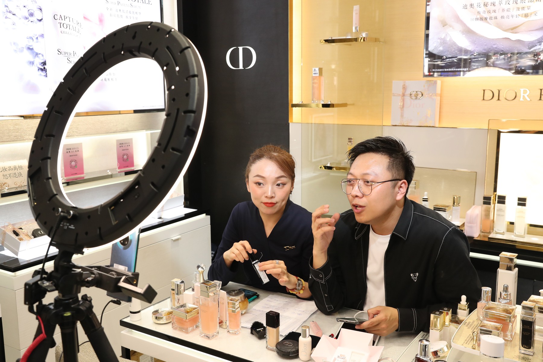 Salesmen do live-streaming at a shopping mall in Congchuan district, Nantong city, east China's Jiangsu province, 15 May 2020.,Image: 519814907, License: Rights-managed, Restrictions: , Model Release: no, Credit line: Xu Congjun / ChinaImages / Profimedia