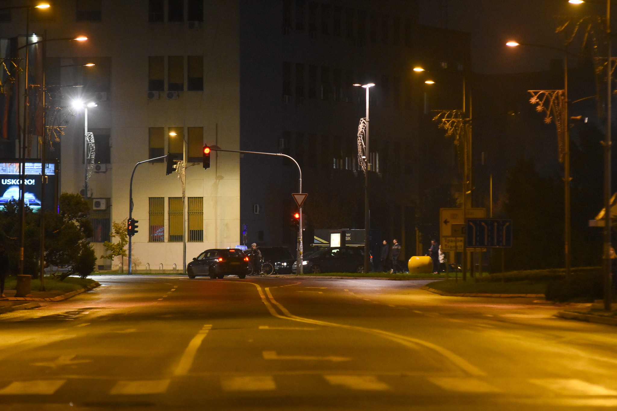 Novi Sad 17. novembar 2020. Zatvoreni kafici klubovi restorani i prodavnice zbog pandemije koronavirusa i naglog skoka obolelih prazne ulice  Foto:Nenad Lazić/ Nova.rs