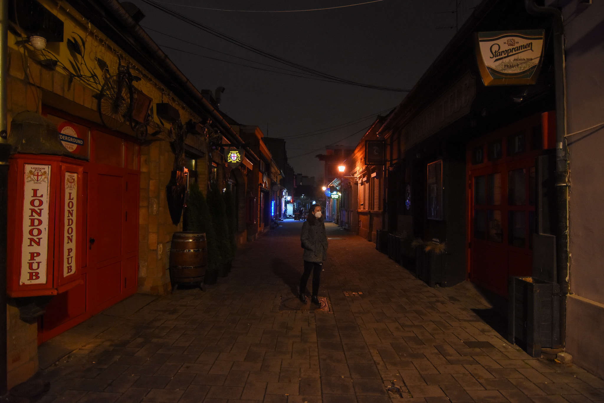 Novi Sad 17. novembar 2020. Zatvoreni kafici klubovi restorani i prodavnice zbog pandemije koronavirusa i naglog skoka obolelih prazne ulice Foto:Nenad Lazić/ Nova.rs