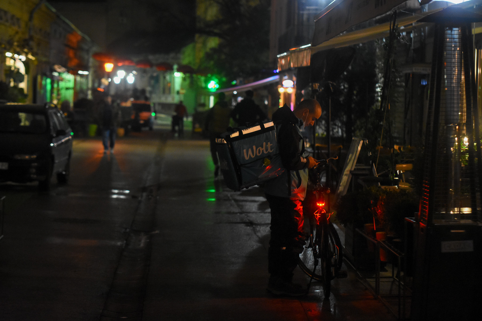 Novi Sad 17. novembar 2020. Zatvoreni kafici klubovi restorani i prodavnice zbog pandemije koronavirusa i naglog skoka obolelih dostava hrane Wolt Foto:Nenad Lazić/ Nova.rs