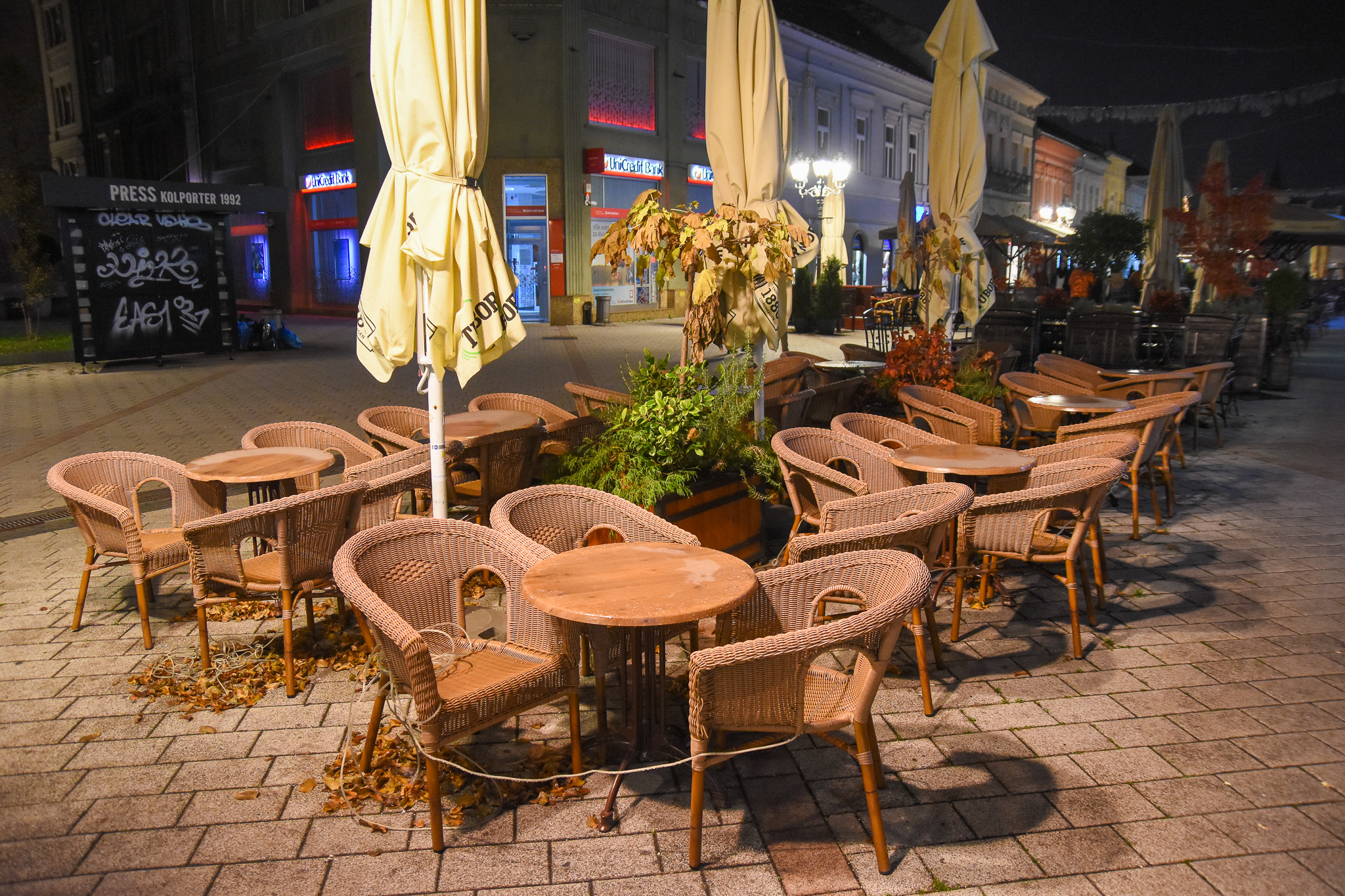 Novi Sad 17. novembar 2020. Zatvoreni kafici klubovi restorani i prodavnice zbog pandemije koronavirusa i naglog skoka obolelih prazan kafic  Foto:Nenad Lazić/ Nova.rs