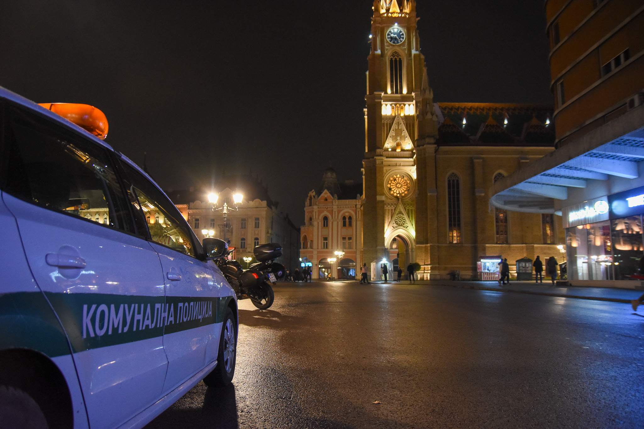 Novi Sad 17. novembar 2020. Zatvoreni kafici klubovi restorani i prodavnice zbog pandemije koronavirusa i naglog skoka obolelih trg komunalna policija Foto:Nenad Lazić/ Nova.rs