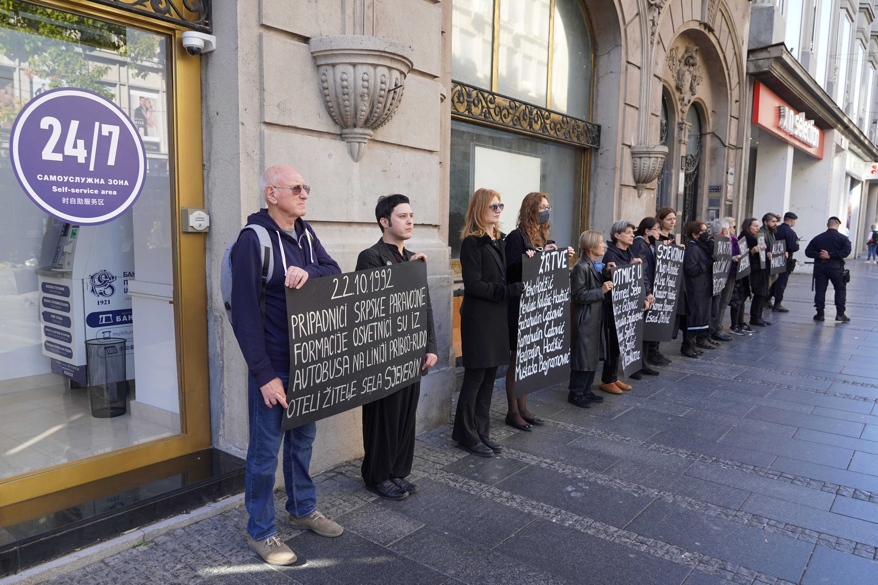 Beograd, 22. oktobra 2020 - Zene u crnom organizovale su mirovnu akciju  "Pamtimo zlocin u Sjeverinu" i prisustvovalei obelezavanju zlocina u selu Sjeverin. FOTO TANJUG/ DRAGAN KUJUNDZIC/bs