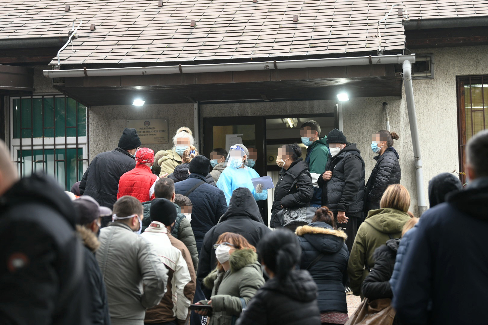 Beograd 18.11.2020. Gradski zavod za plućne bolesti i tuberkulozu, ogranak Zemun, kovid ambulanta, pacijenti, čekanje, koronavirus, kovid, covid Foto: Vesna Lalić/Nova.rs
