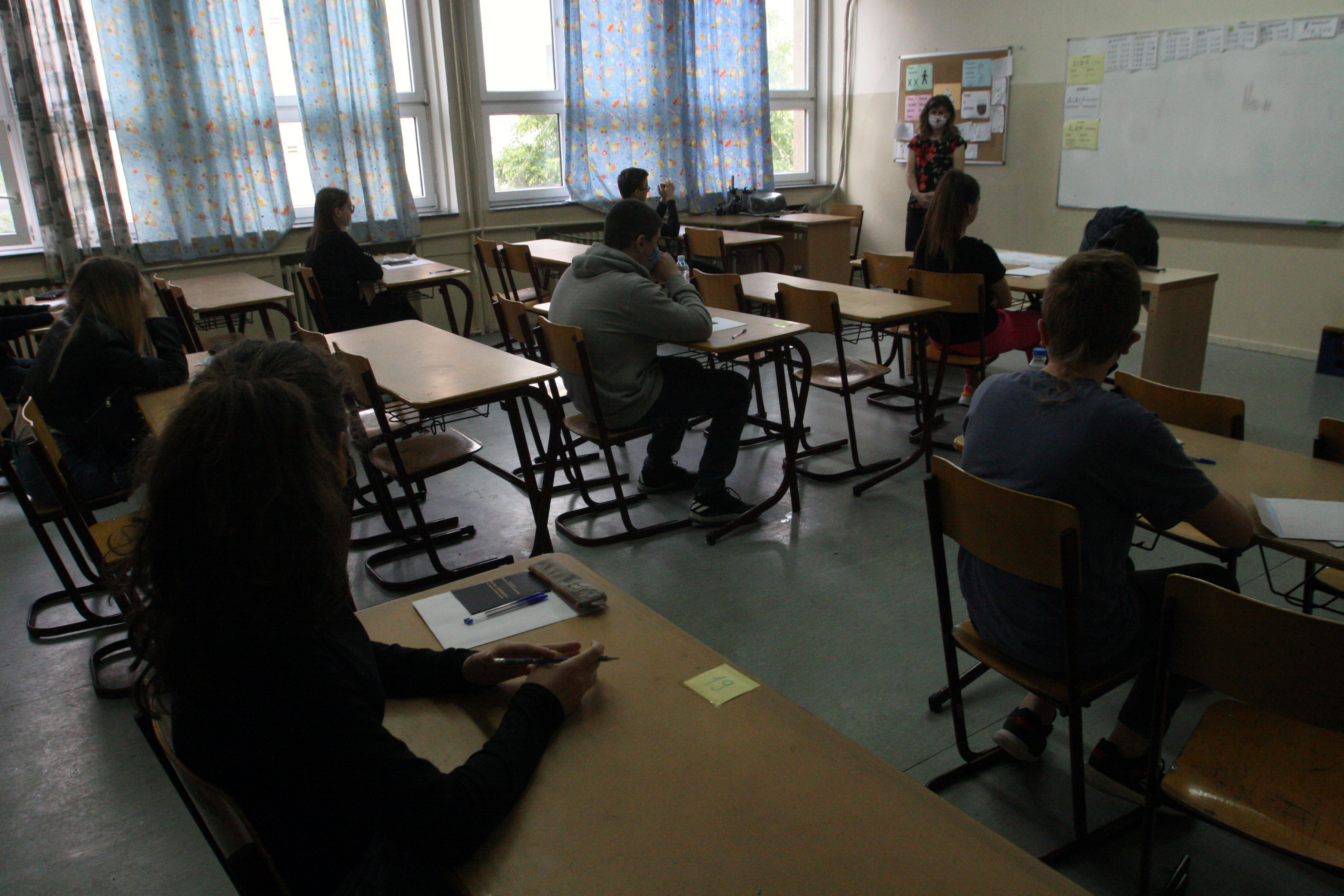 Beograd, 2. juna 2020.- Ucenici osmog razreda danas ce i nakon dva i po meseca pauze u skolskom ambijentu resavati zadatke iz matematike u okviru probe male mature. FOTO TANJUG/ TARA RADOVANOVIC/ nr