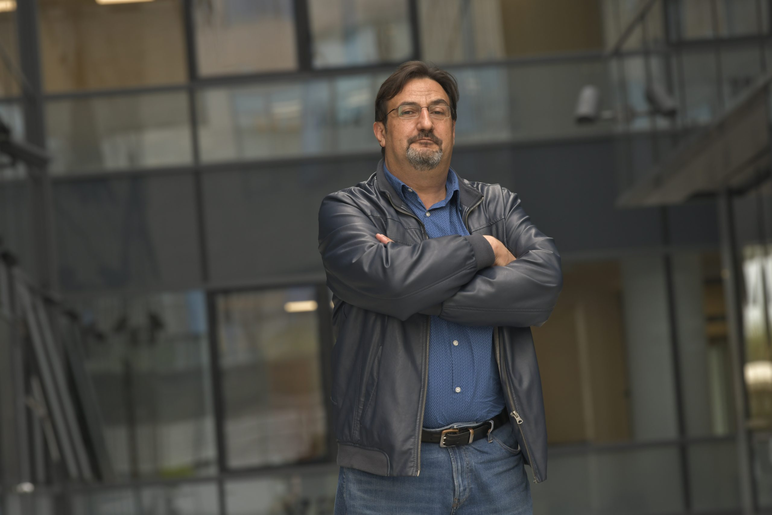 Aris Movsesijan, doktor stomatologije, pisac, scenarista, reditelj, bloger... novi je predsednik stranke umesto