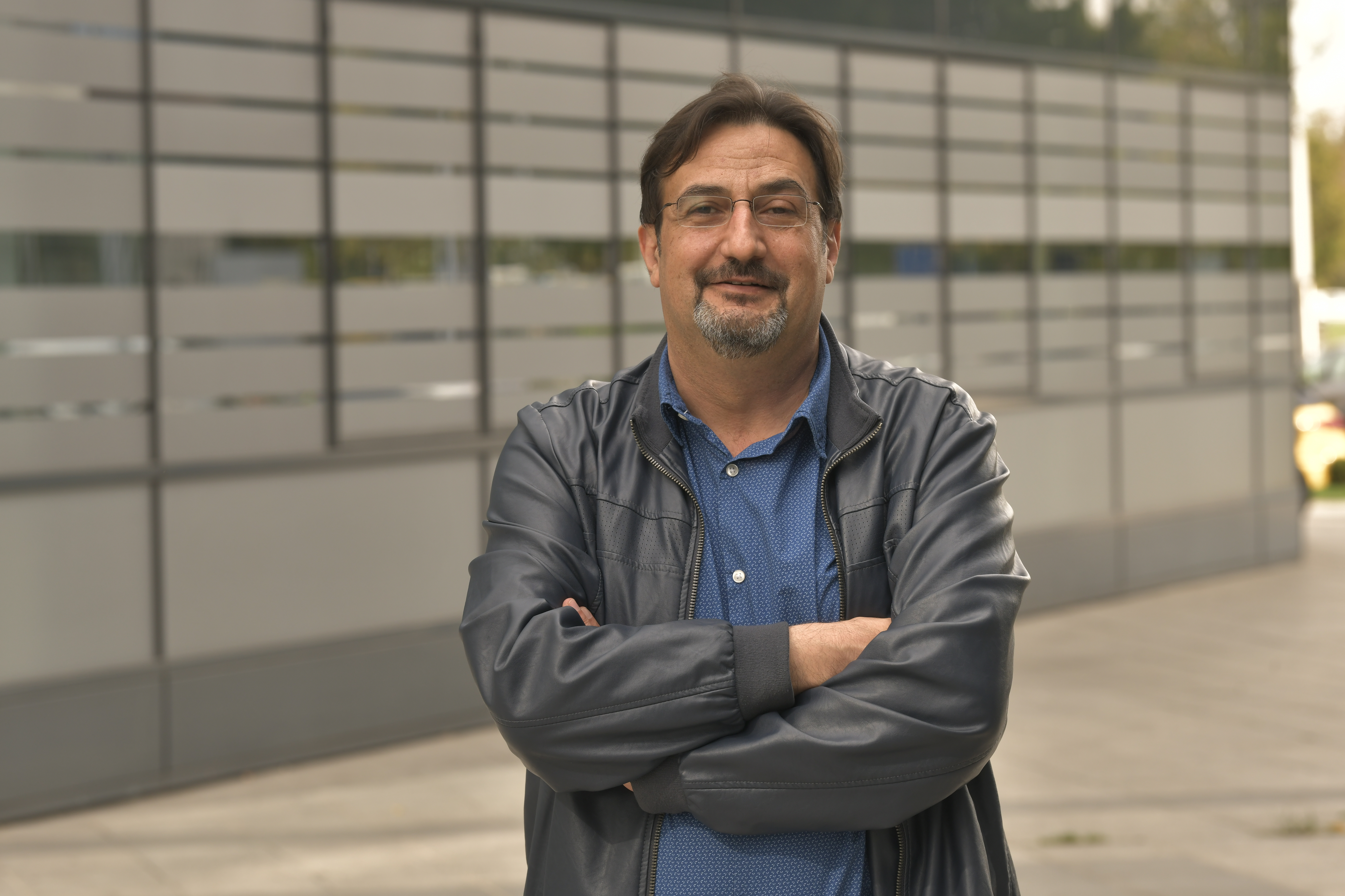 Aris Movsesijan, doktor stomatologije, pisac, scenarista, reditelj, bloger... novi je predsednik stranke umesto