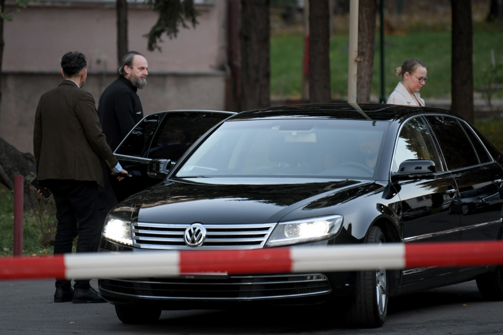 Episkop Stefan Saric ispred VMC Karaburma posle posete patrijarh Irinej