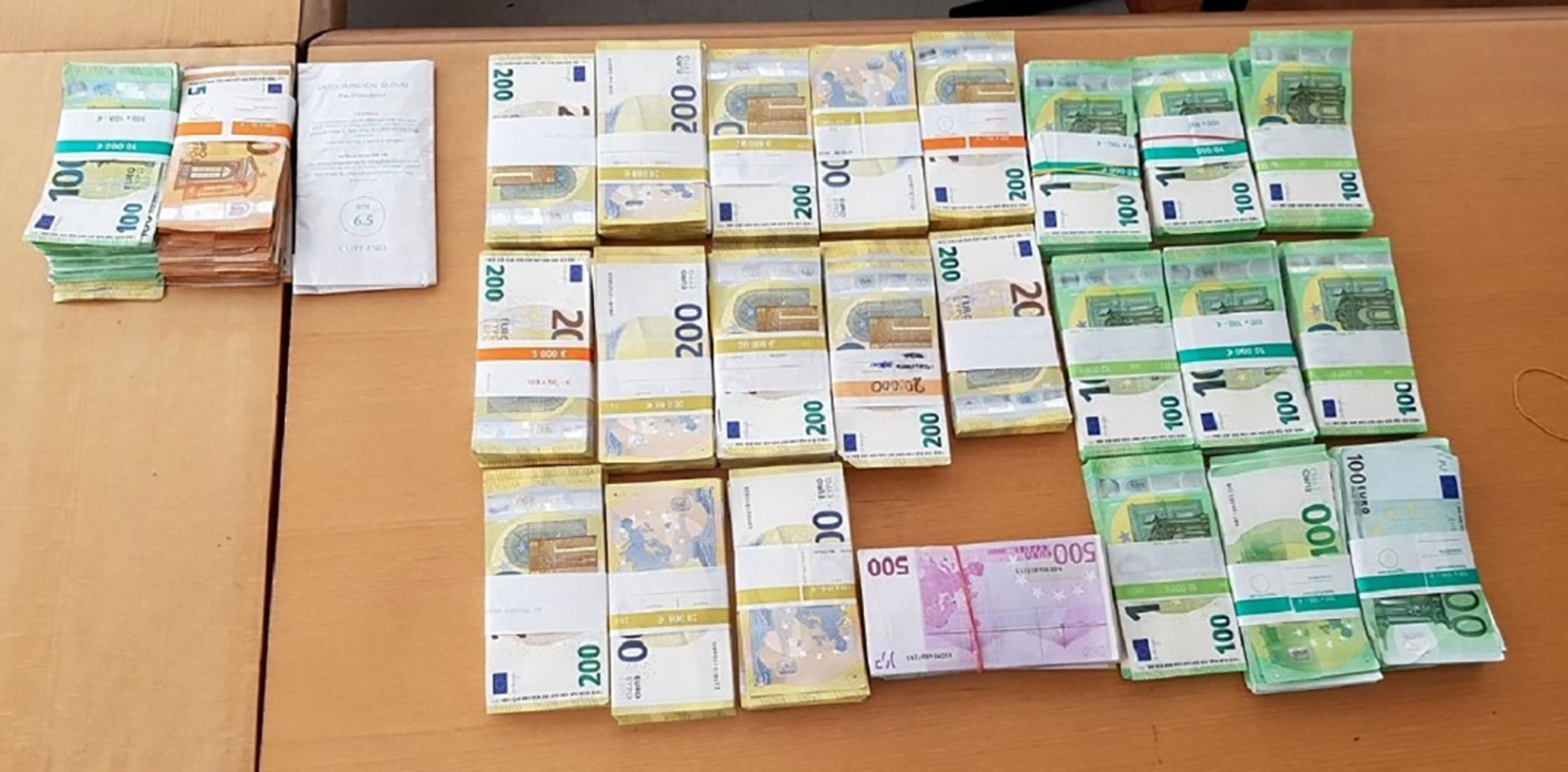 Horgoš 11.07.2020. Šverc, krijumčarenje, 400 hiljada evra, 400000 evra, eura evri, euri, jastuk, jastuci Foto: Uprava carina