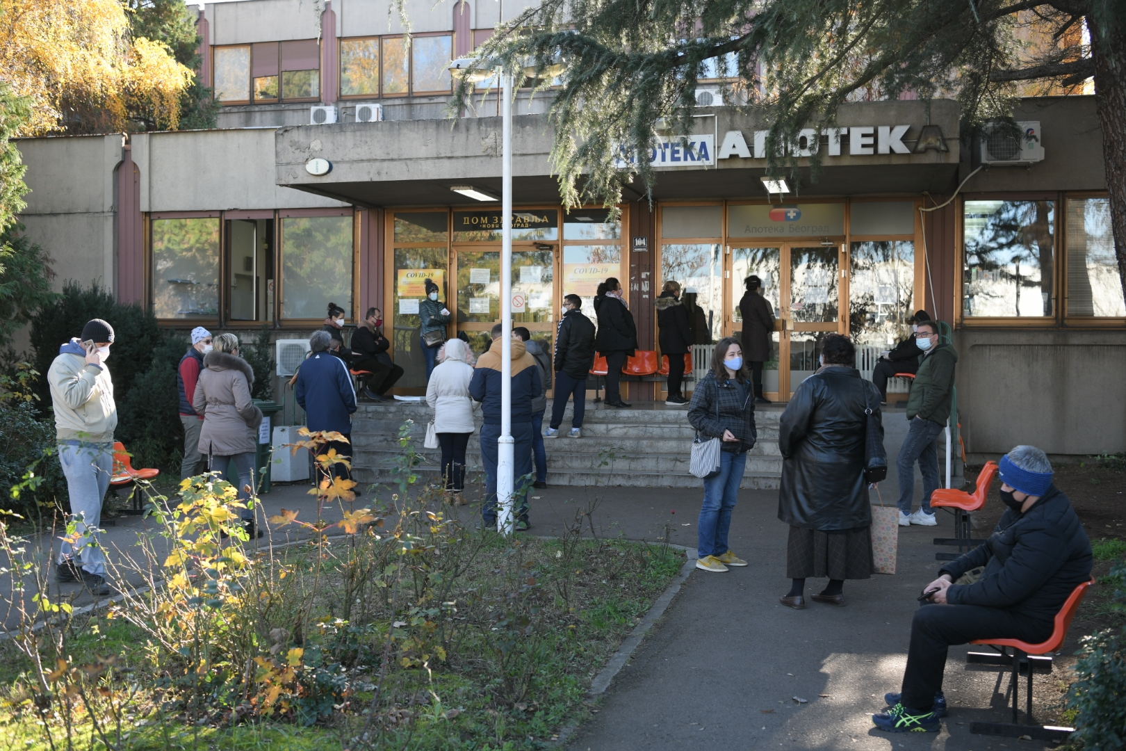 Beograd, 19.11.2020. Novi Beograd, Kovid ambulanta, Medicina rada u Omladinskoh brigada, kovid test, Testiranje, koronavirus, gužva, redovi za testiranje Foto: Dragan Mujan/Nova.rs