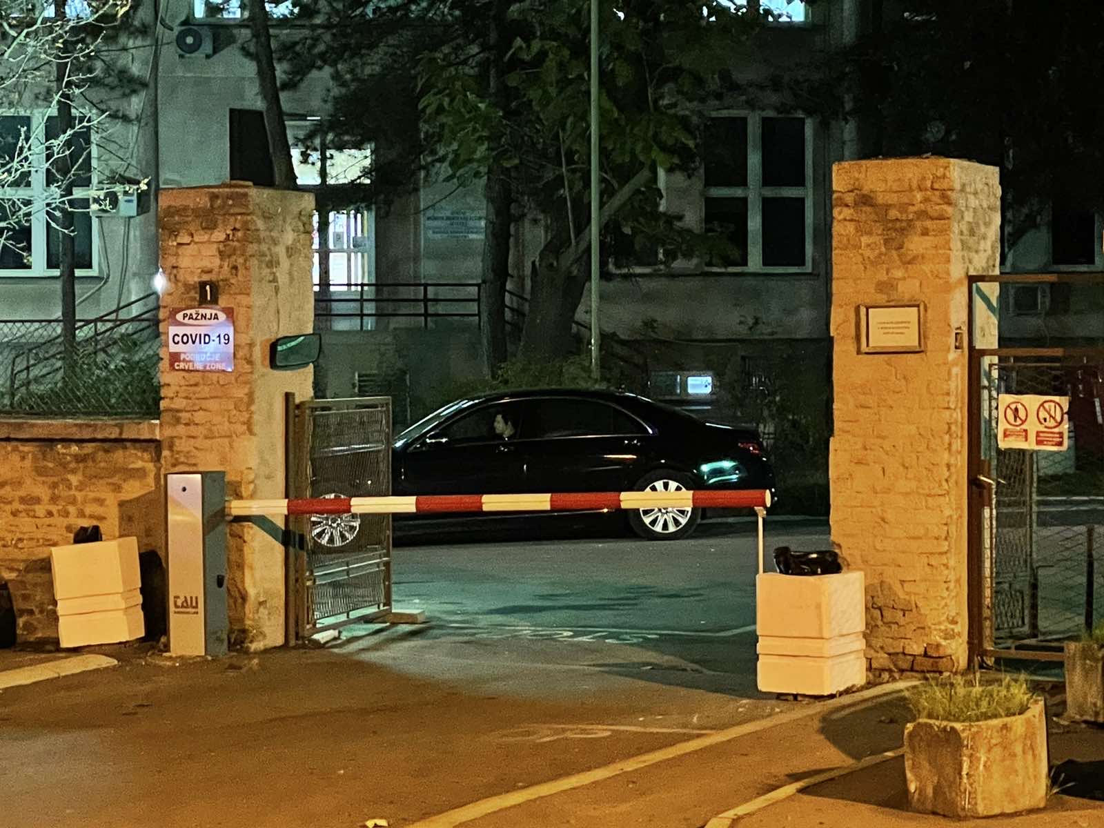 Automobil sa blinkerima, crni automobil
Beograd 19.11.2020. VMC Karaburma, Kovid bolnica, Vojnomedicinski centar Karaburma, noć, veče, koronavirus Foto: NOVA S