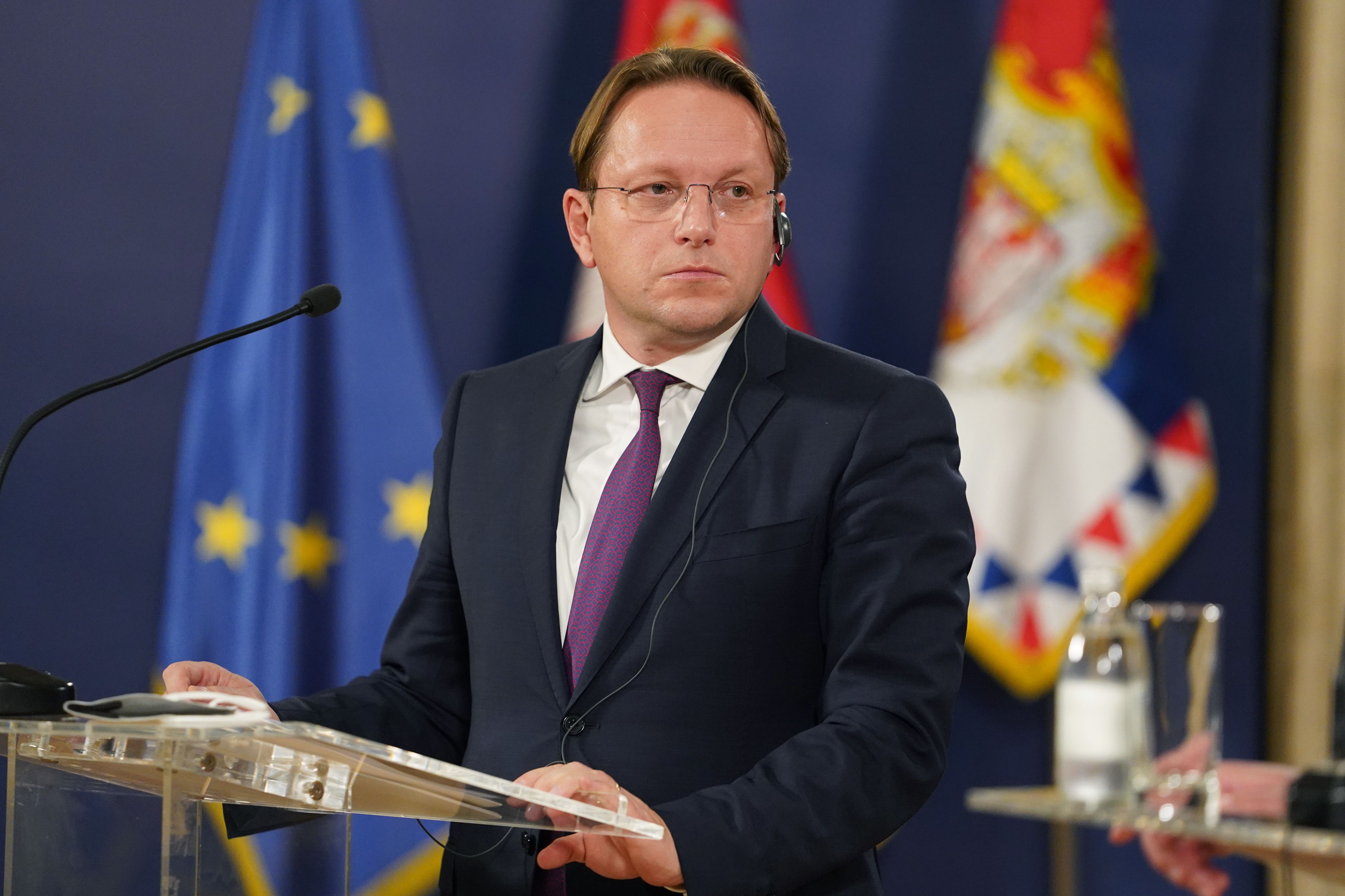 Beograd, 8. oktobra 2020.- Evropski komesar za prosirenje EU Oliver Varheji i predsednik Srbije Aleksandar Vucic na zajednickoj konferenciji za medije nakon sastanka. FOTO TANJUG/ DRAGAN KUJUNDZIC/ nr