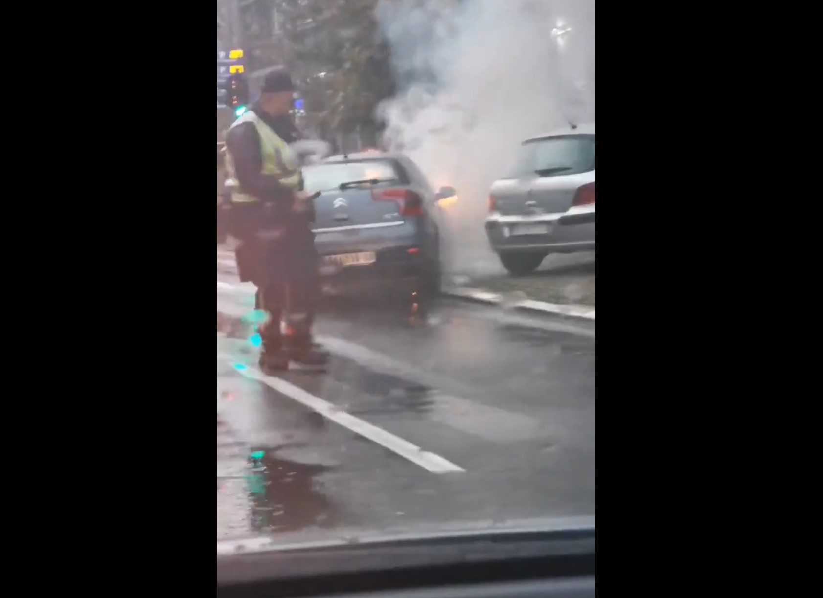 Dimitrija Tucovica upravo Beograd. Policija gasi zapaljen auto