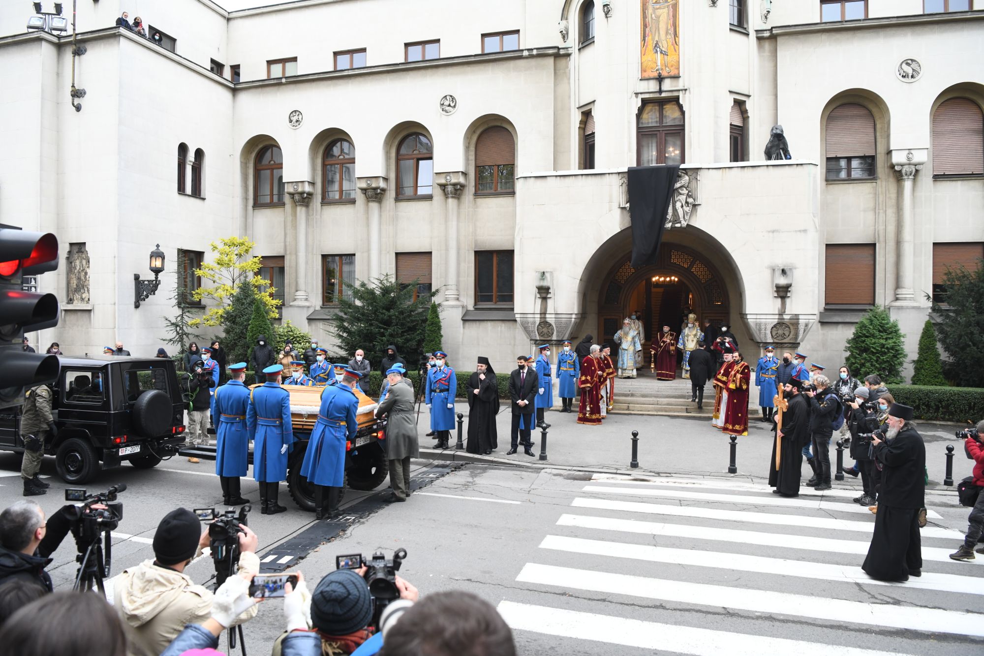 Beograd 21. novembar 2020. Saborna crkva, donosenje tela patrijarha Irineja koje ce biti izlozeno u Sabornoj crkvi a kasnije preneto u hram Svetog Save, pocasna garda Vojske Srbije Foto:Goran Srdanov/Nova.rs