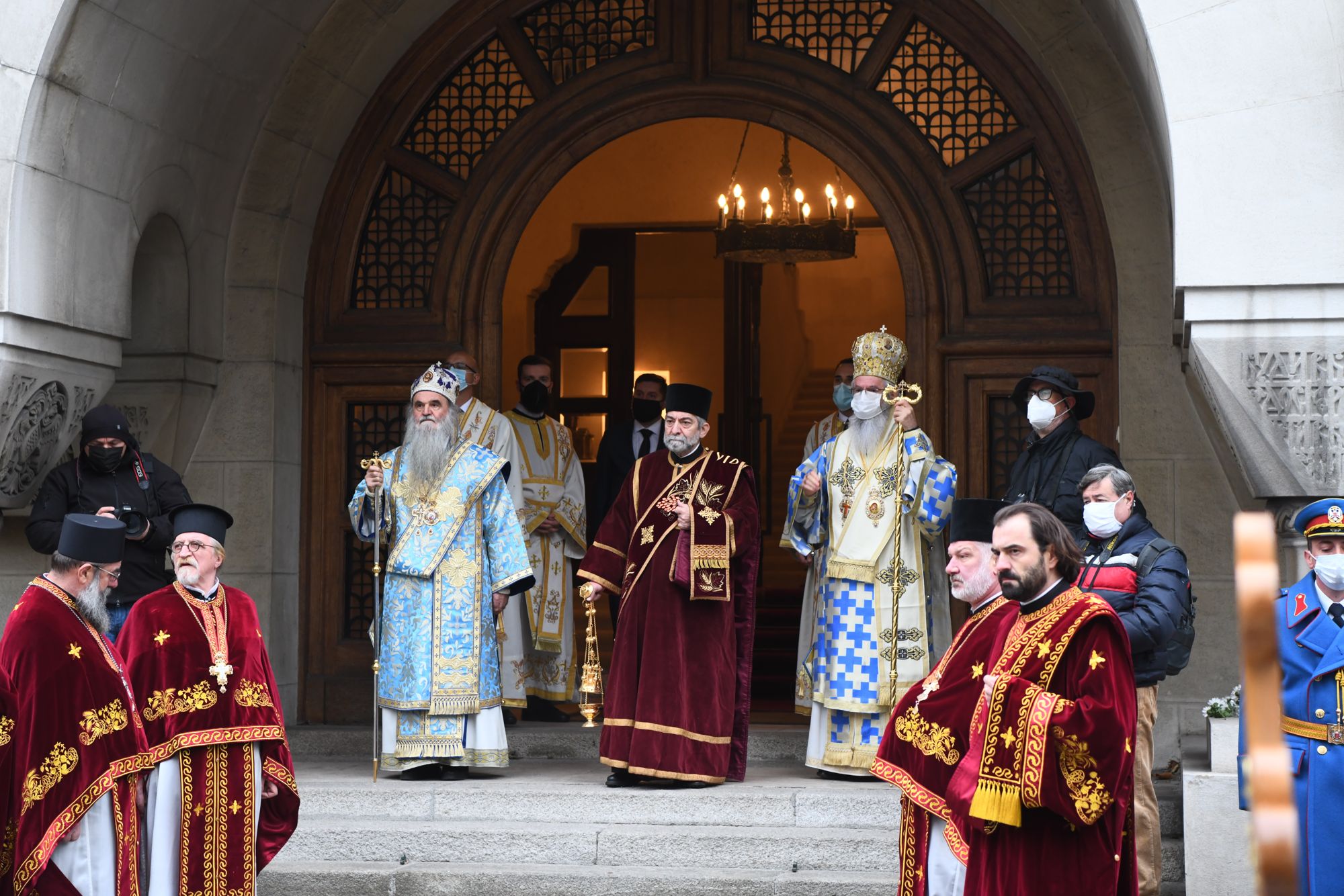 Beograd 21. novembar 2020. Saborna crkva, donosenje tela patrijarha Irineja koje ce biti izlozeno u Sabornoj crkvi a kasnije preneto u hram Svetog Save, pocasna garda Vojske Srbije Foto:Goran Srdanov/Nova.rs