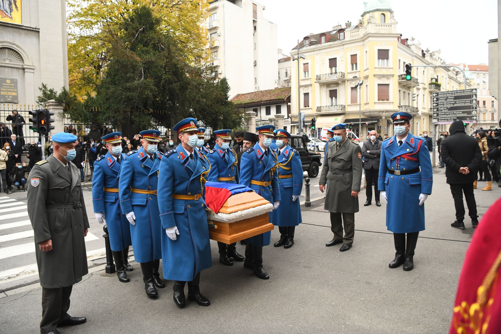 Beograd 21. novembar 2020. Saborna crkva, donosenje tela patrijarha Irineja koje ce biti izlozeno u Sabornoj crkvi a kasnije preneto u hram Svetog Save, pocasna garda Vojske Srbije Foto:Goran Srdanov/Nova.rs