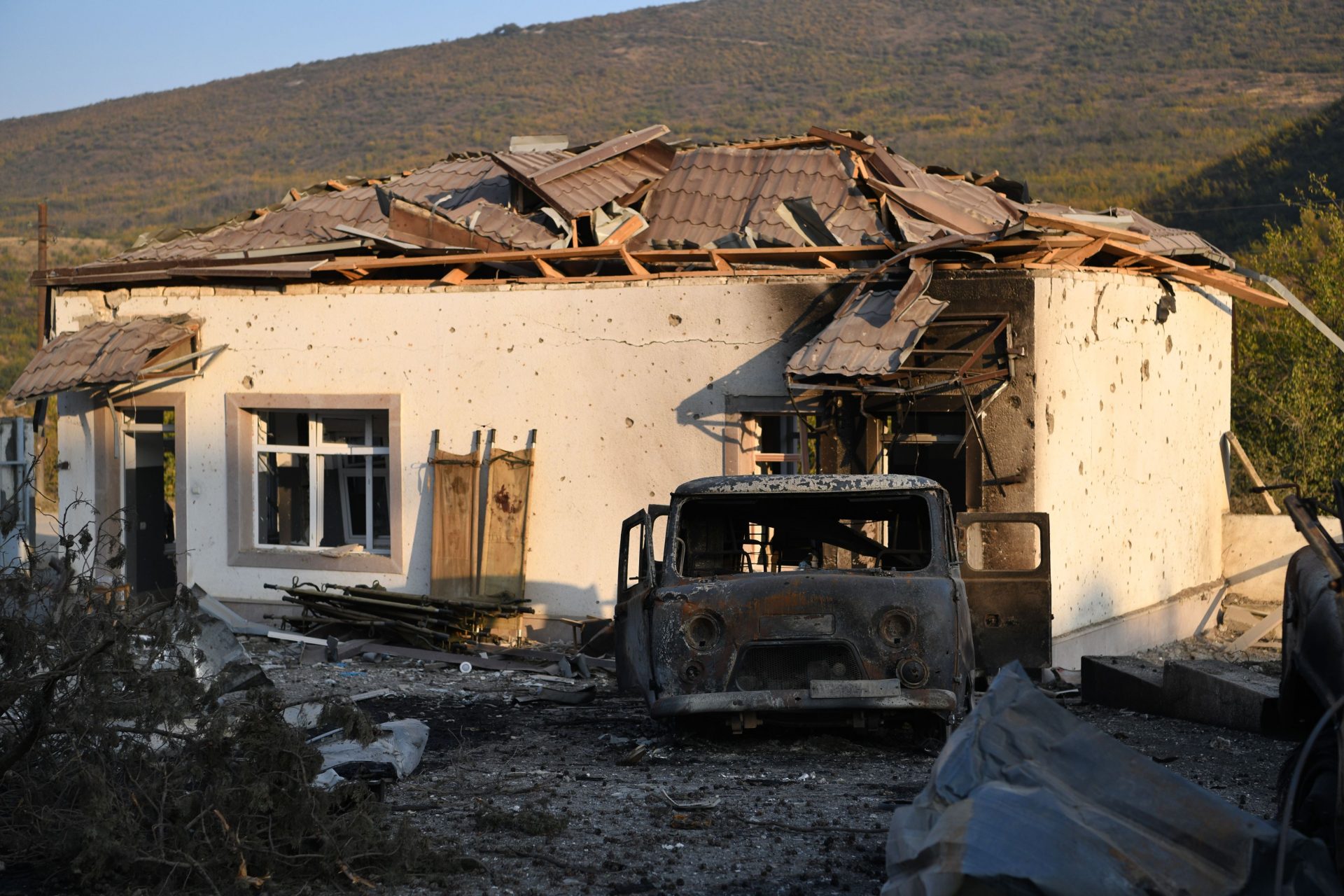 Jermenija, oktobar 2020. Martakert. Nagorno Karabah. Unisteni automobili ispred bolnice u gradu Martakert koji se nalazi na severozapadu regije Nagorno Karabah. Foto: Filip Krainčanić/Nova.rs