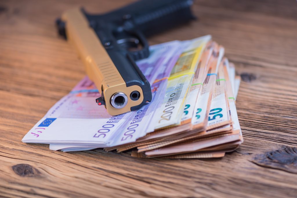 Mafija, likvidacija, pare, novac, evri, evro, euro, oružje, pištolj, ilustracija Foto: Shutterstock