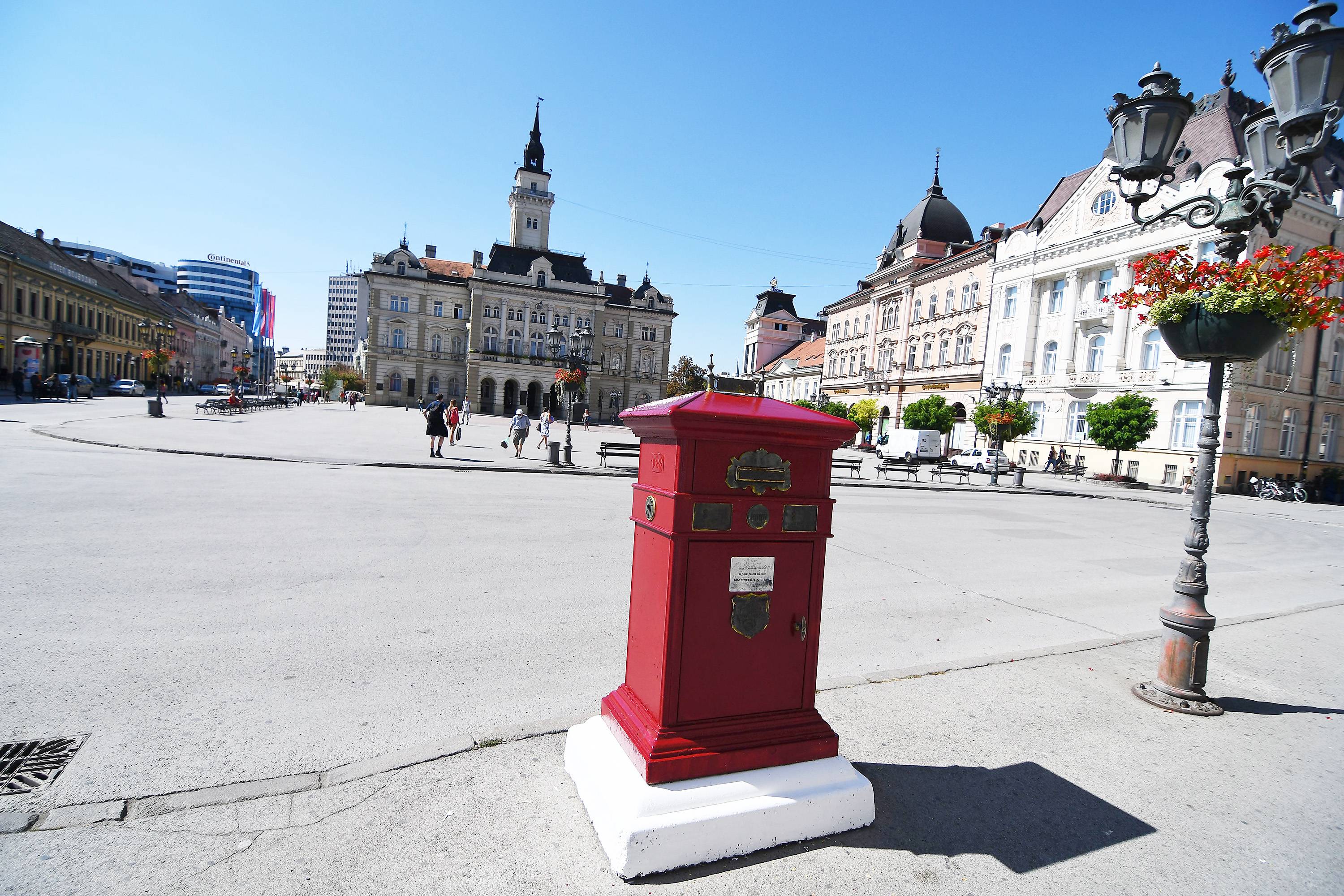 Novi Sad, 9.09.2020. - Postansko sanduce u centru Novog Sada koje je svuda tradicionalno zute boje, prefarbano je u bordo. (BETAPHOTO/DRAGAN GOJIC/DS)
