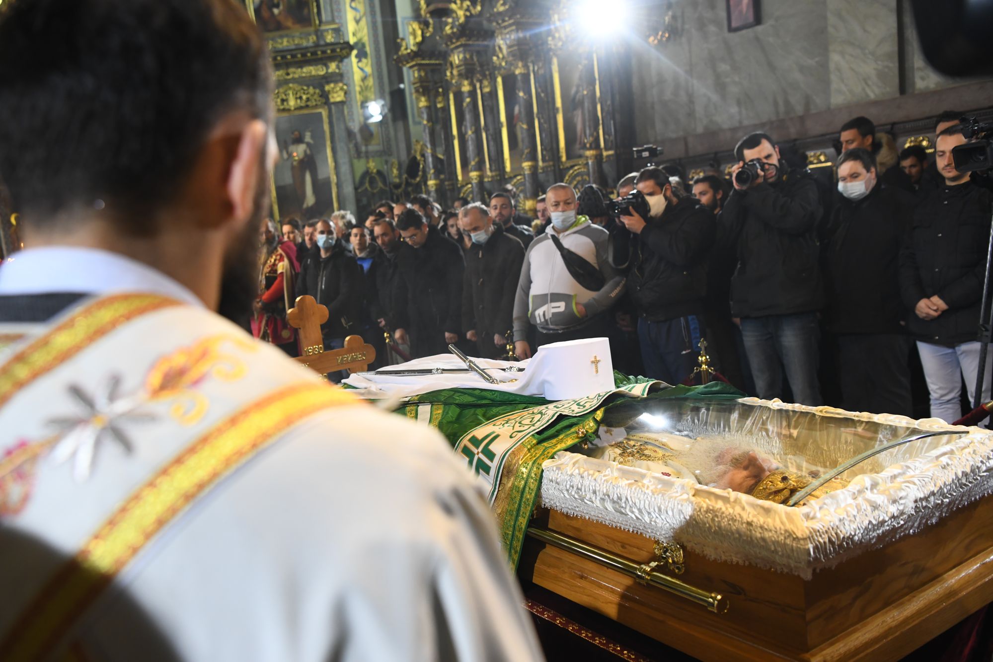 Beograd 21. novembar 2020. Saborna crkva, telo patrijarha Irineja izlozeno u hramu, vernici Foto:Goran Srdanov/Nova.rs