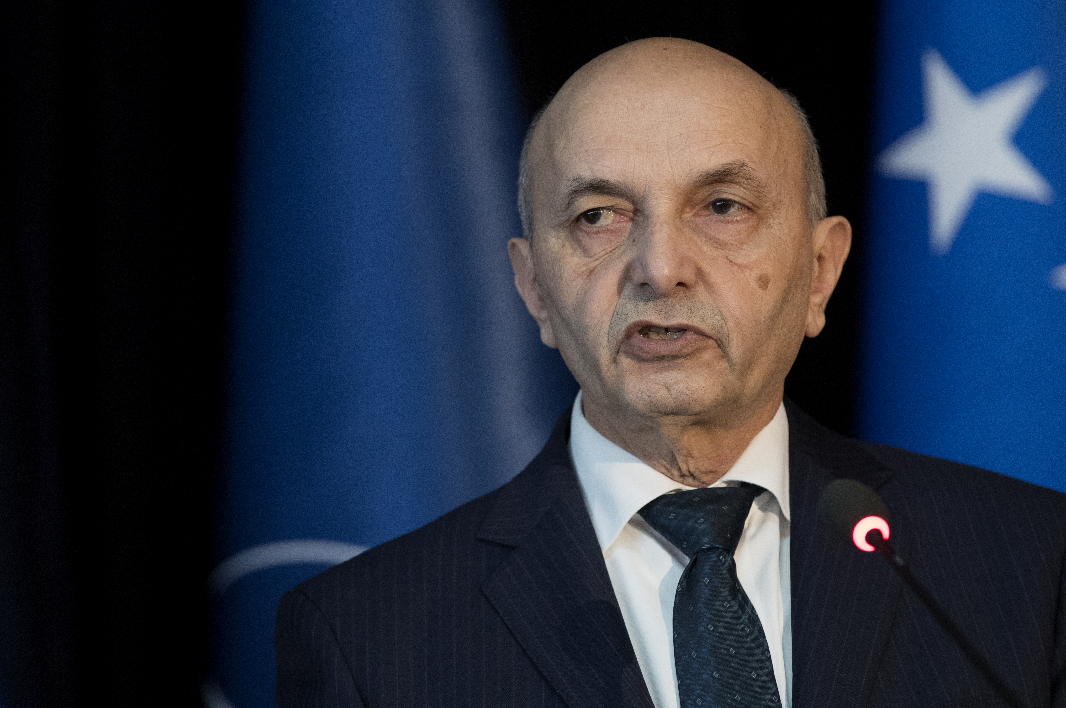 epa05768889 Prime Minister of the Republic of Kosovo Isa Mustafa speaks to media during a press conference in Pristina, Kosovo, 03 February 2017.  EPA/VALDRIN XHEMAJ