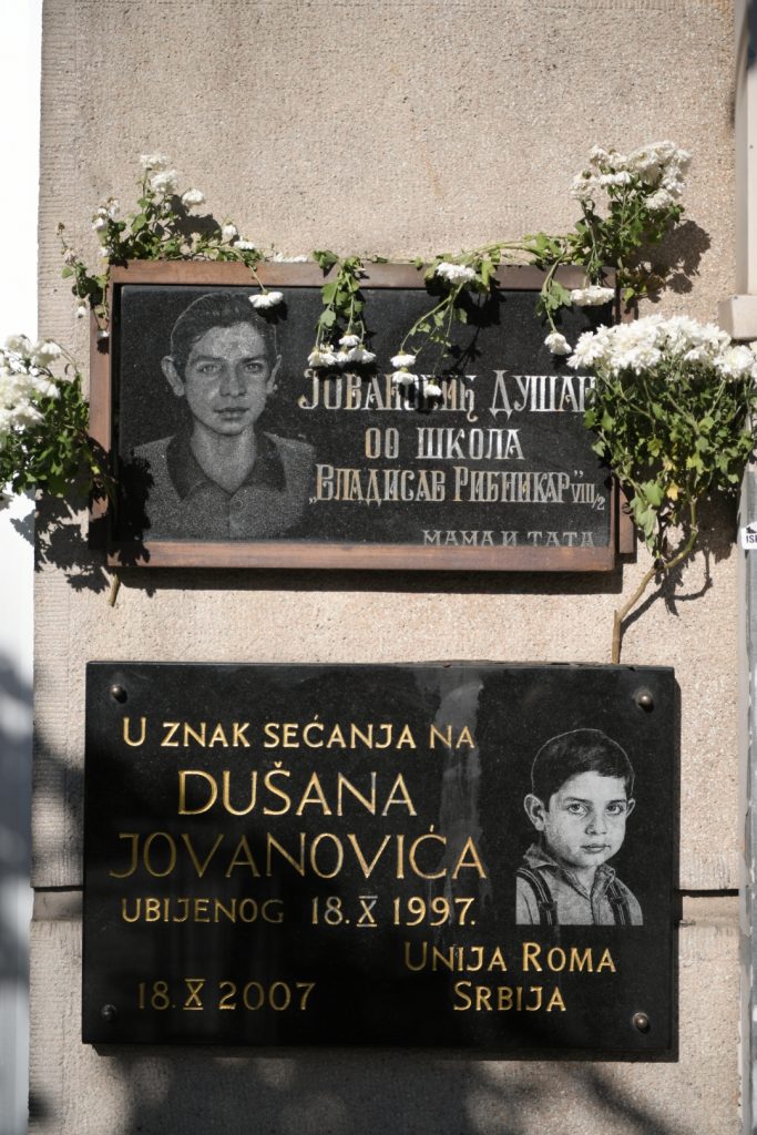 Beograd 18.10.2020. Pomen Dusanu Jovanovicu kojeg su ubili skinhedsi, skinheds, u Beogradskoj ulici, Beogradska 33, Dusan Jovanovic, rom, romi