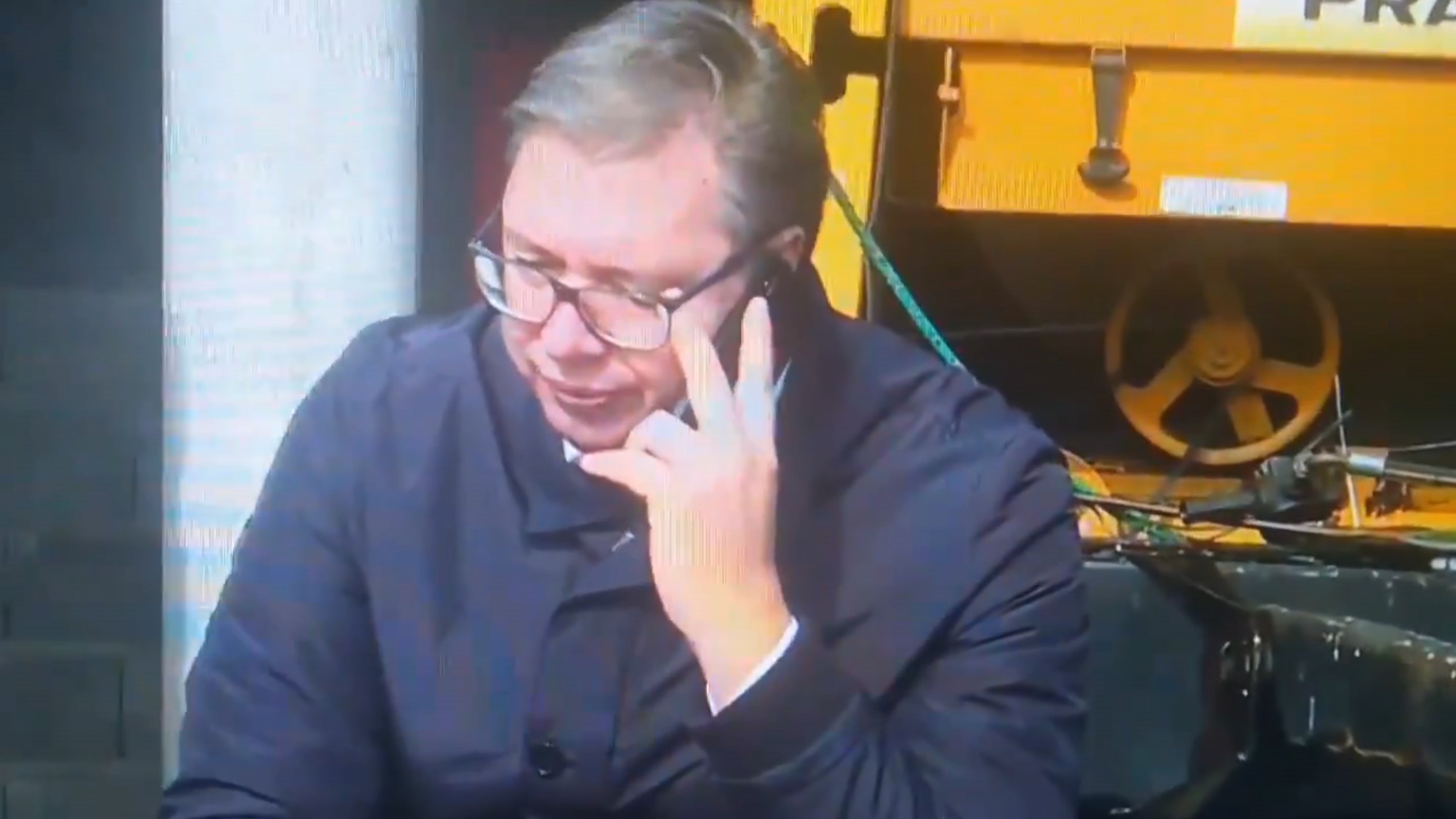 Aleksandar Vučić, mobilni, voda Foto: Printscreen/Twitter/arleta/@arleta131313
