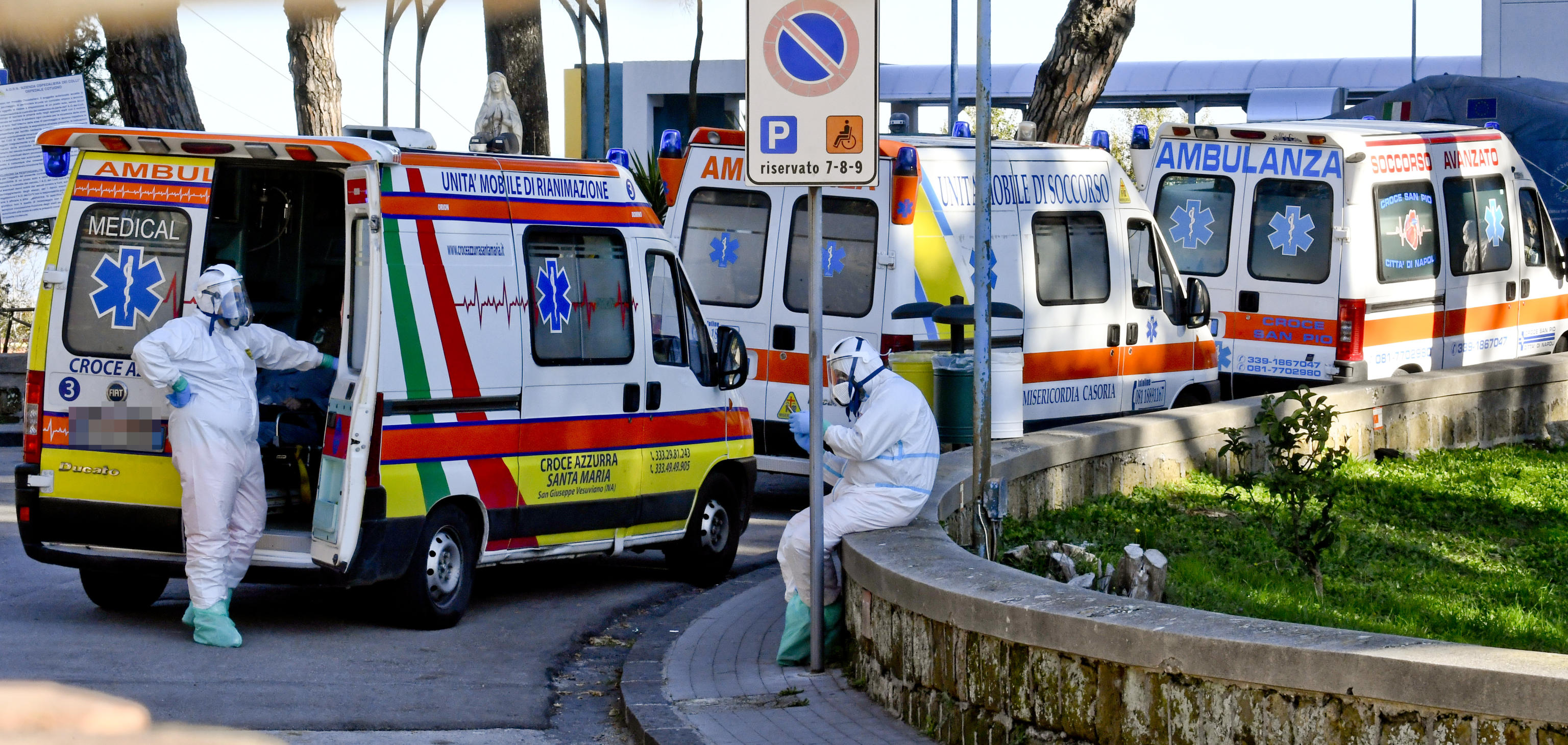 epa08804229 Ambulances queue up outside at the Cotugno Hospital during the Coronavirus emergency in Naples, Italy, 07 November 2020.  EPA-EFE/CIRO FUSCO