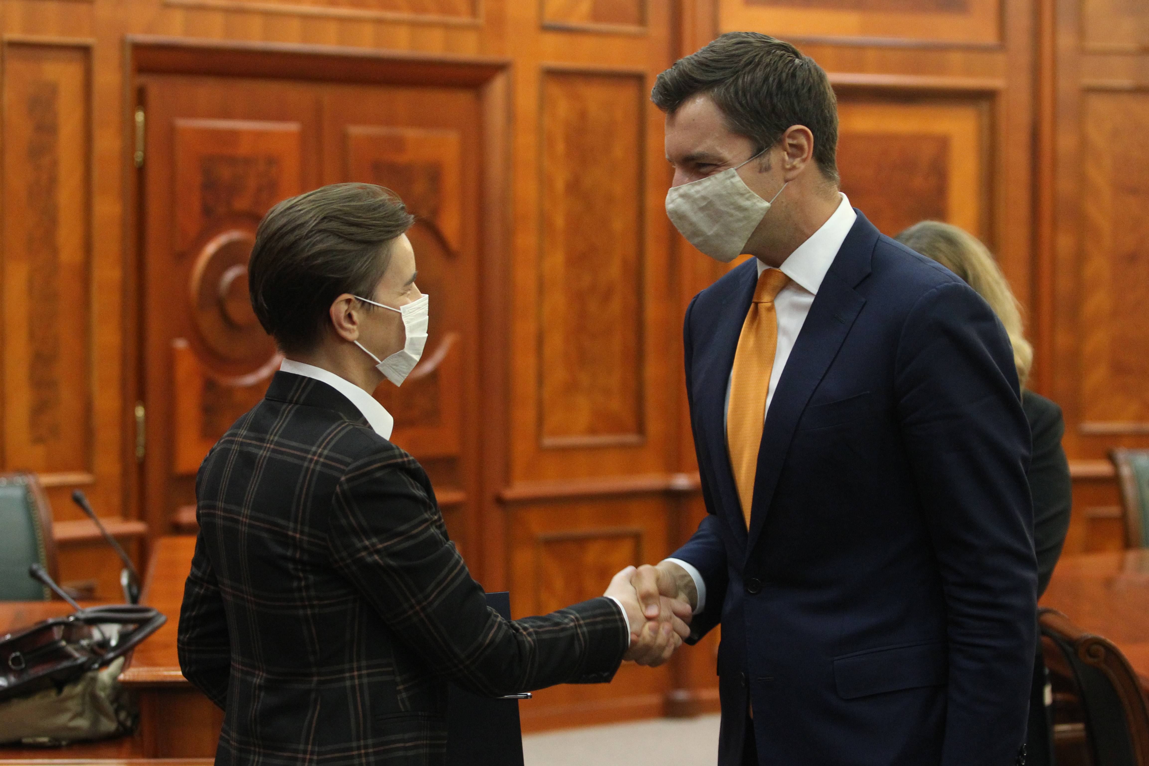 Beograd, 12.10.2020. - Premijerka Srbije Ana Brnabic u sastala se sa direktorom Kancelarije Americke razvojne agencije u Srbiji Dzonom Jovanovicem, danas u Vladi Srbije. (BETAPHOTO/MILAN OBRADOVIC/DS)