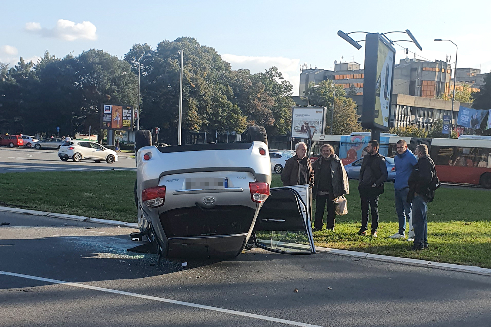 Prevrnut automobil kod opstine Novi Beograd