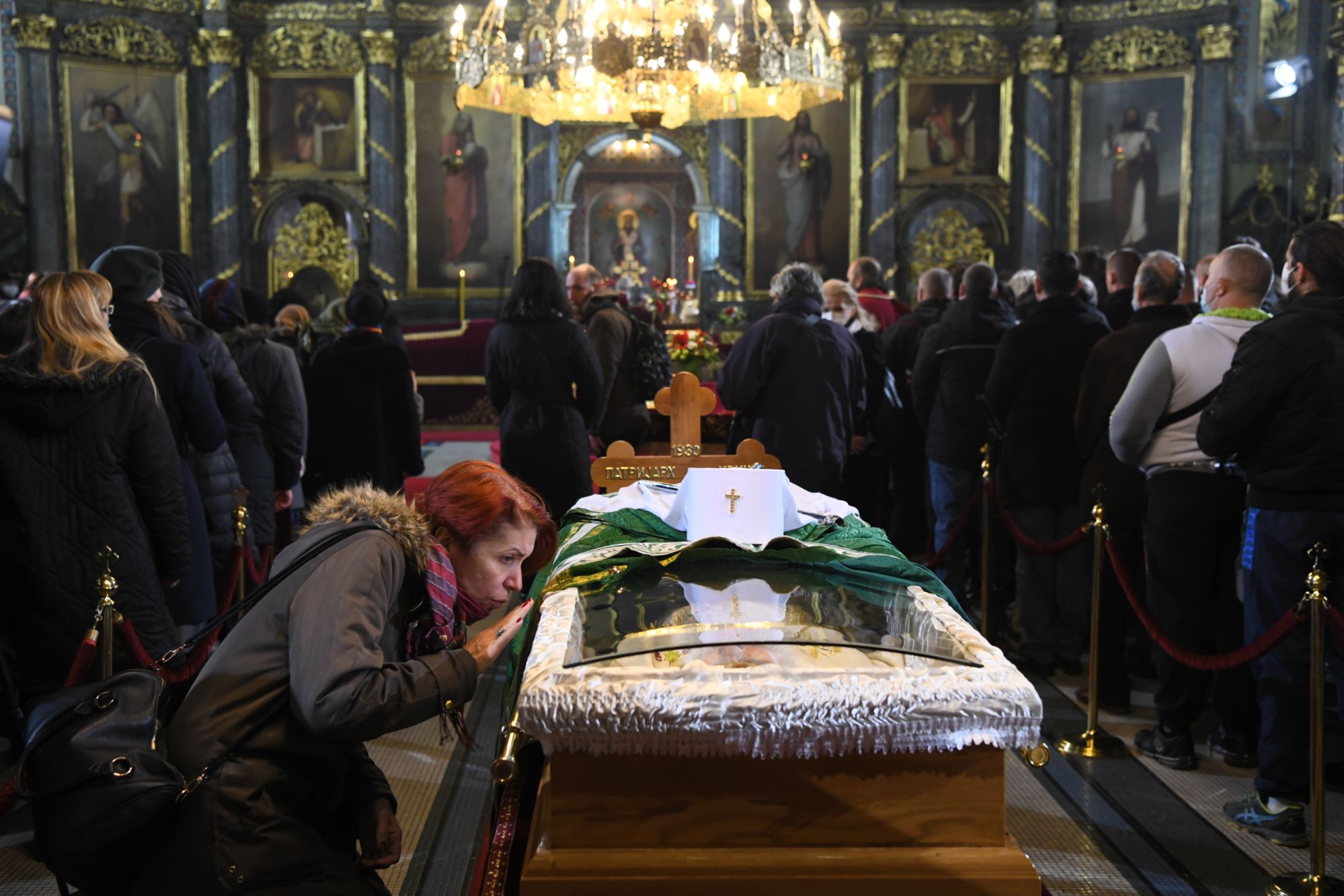 Beograd 21. novembar 2020. Saborna crkva, telo patrijarha Irineja izlozeno u hramu, vernici Foto:Goran Srdanov/Nova.rs