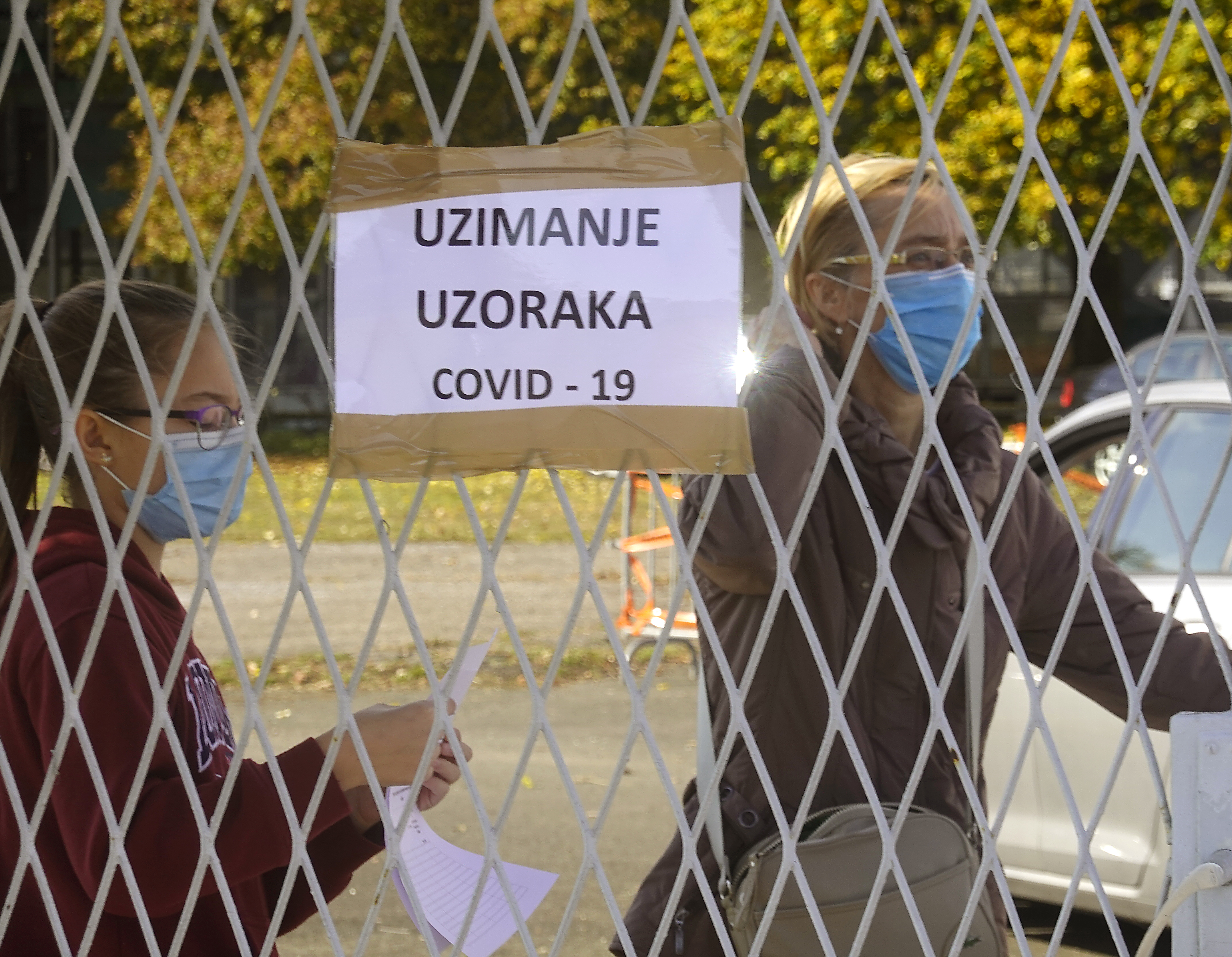 epa08788075 A COVID-19 drive-in test station in Zagreb, Croatia, 31 October 2020. Croatia counted 2769 coronavirus infected people in the last 24 hours, 15 persons died.  EPA-EFE/ANTONIO BAT