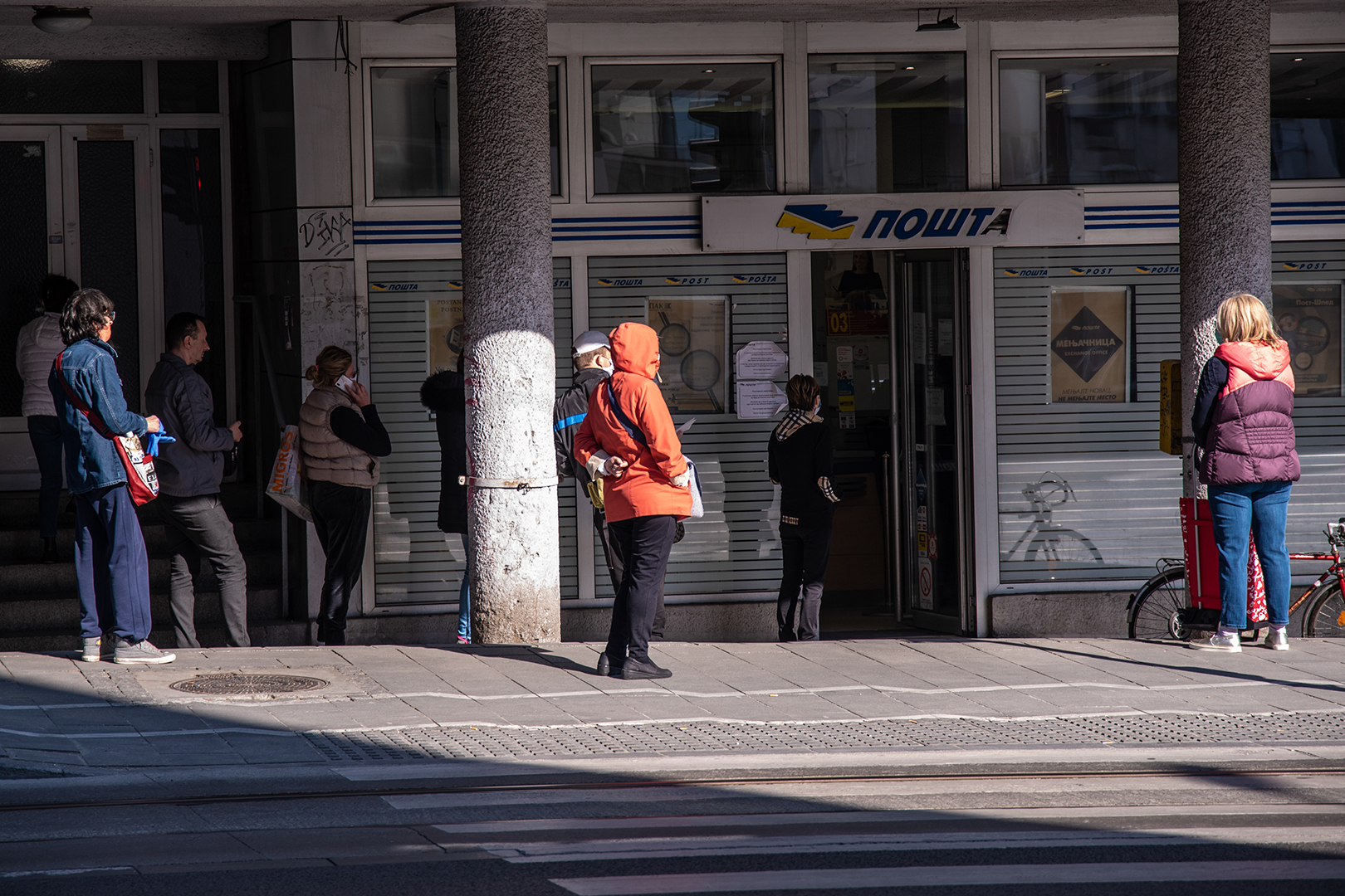 Beograd 10.04.2020. Guzva ispred posta, poste, banka, banke, ispalata penzija, korona, koronavirus, Foto: Dragan Mujan/Nova.rs