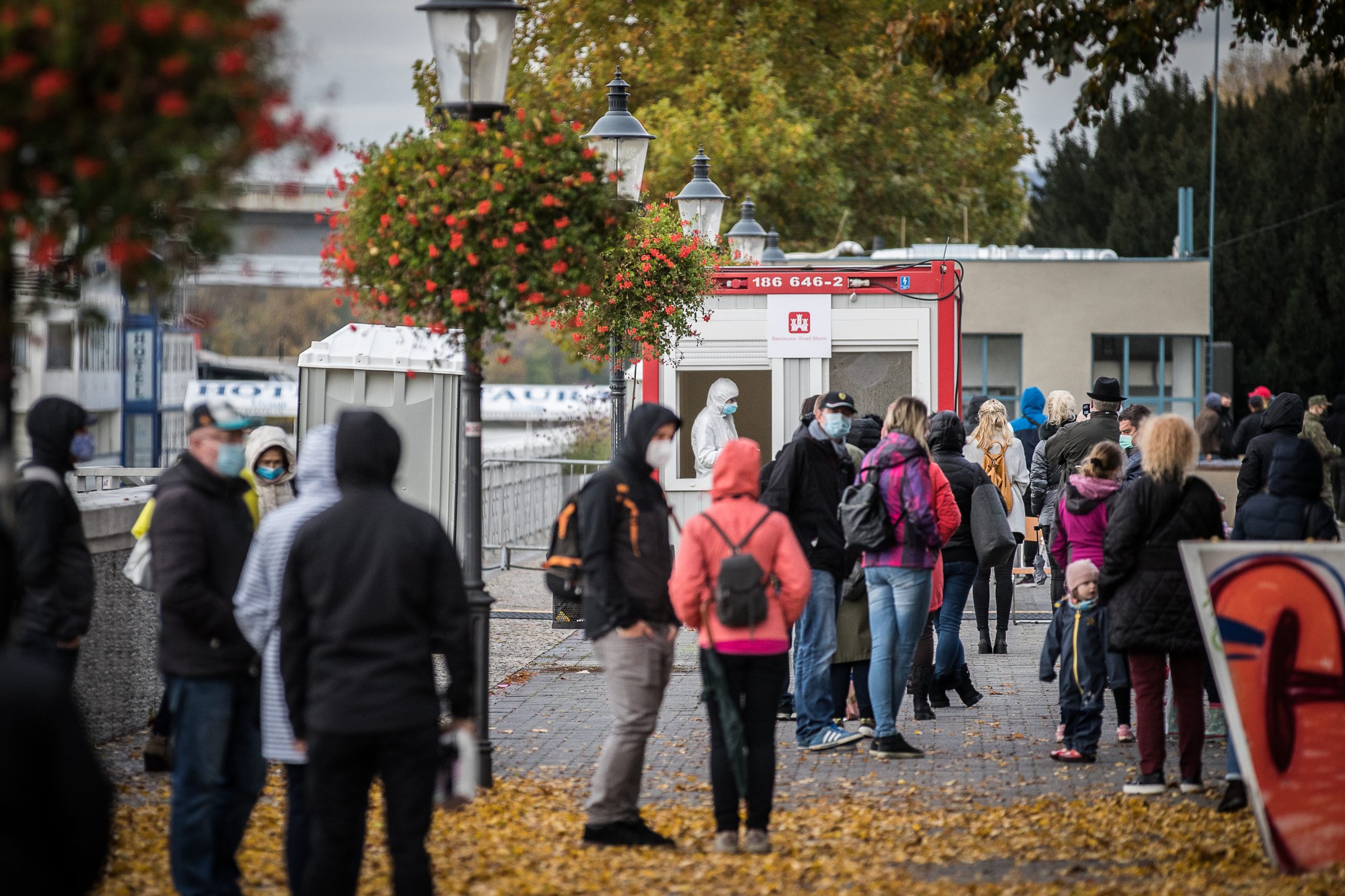 epa08788098 People wearing protective face masks wait in line at a coronavirus testing site during nationwide testing in Bratislava, Slovakia, 31 October 2020.  EPA-EFE/JAKUB GAVLAK