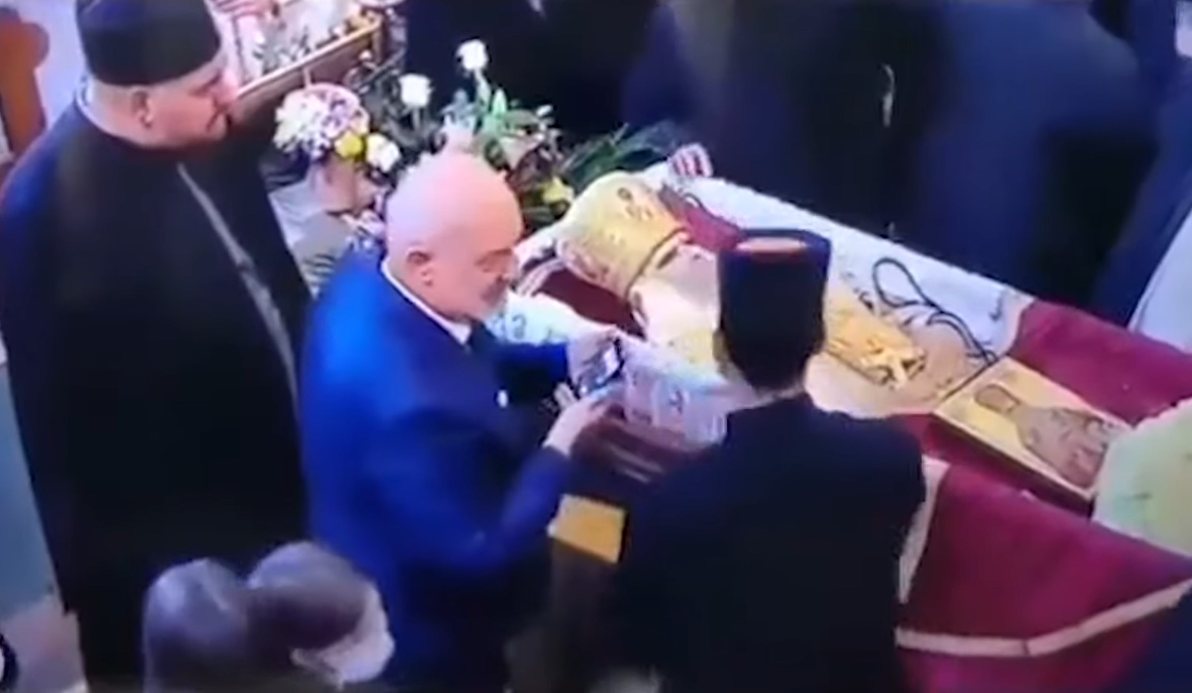 selfi na sahrani Amfilohija, Amfilohije sahrana selfi