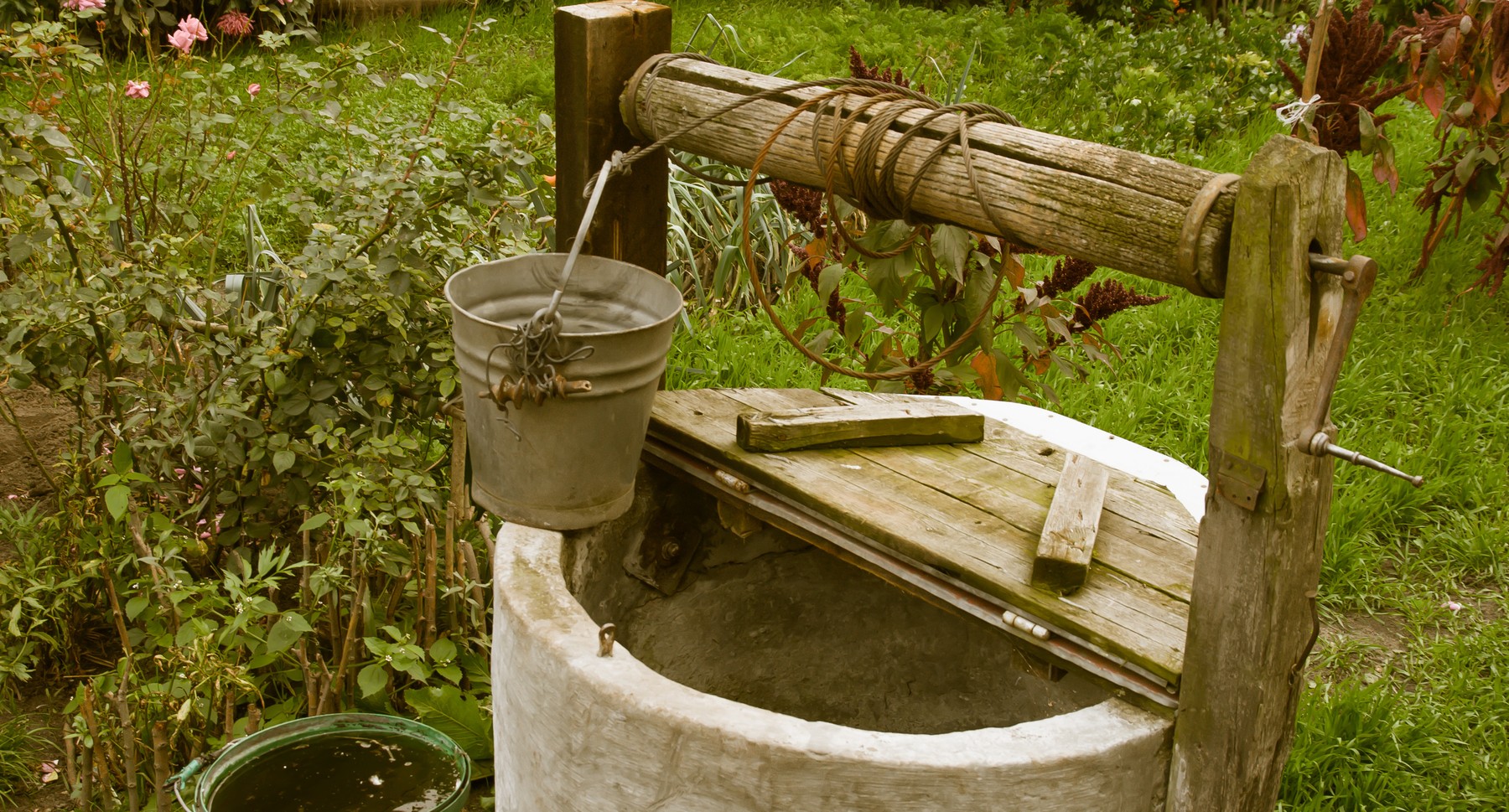 old rotten water well in sumer garden, rural scenery,Image: 176549036, License: Royalty-free, Restrictions: , Model Release: no, Credit line: Krzysztof Zabłocki / Panthermedia / Profimedia