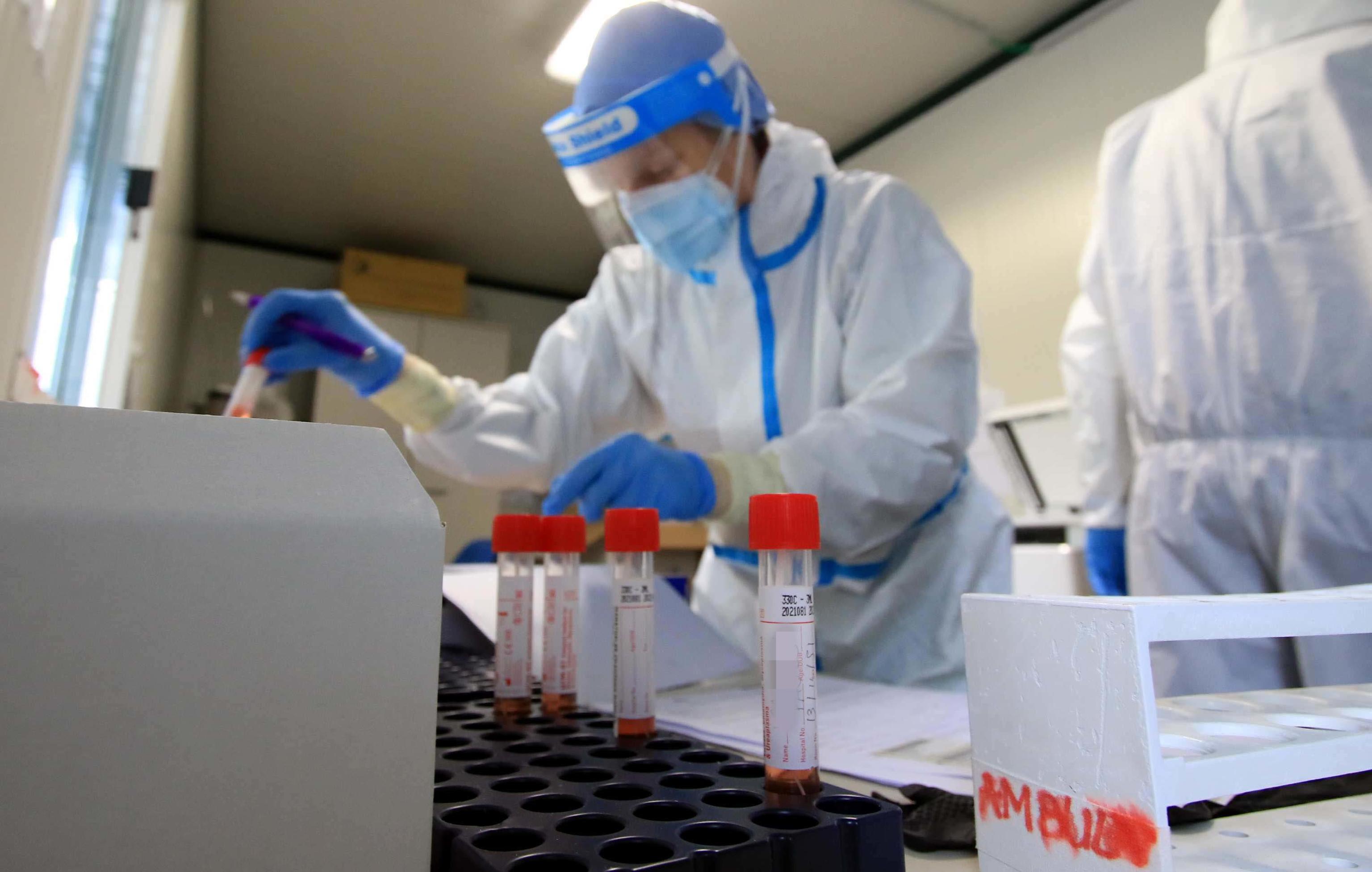 epa08803952 Health workers collect swab samples at a drive-through Covid-19 testing lab outside San Paolo Hospital in Milan, Italy, 07 November 2020. Europe is witnessing a second wave of Covid-19.  EPA-EFE/PAOLO SALMOIRAGO