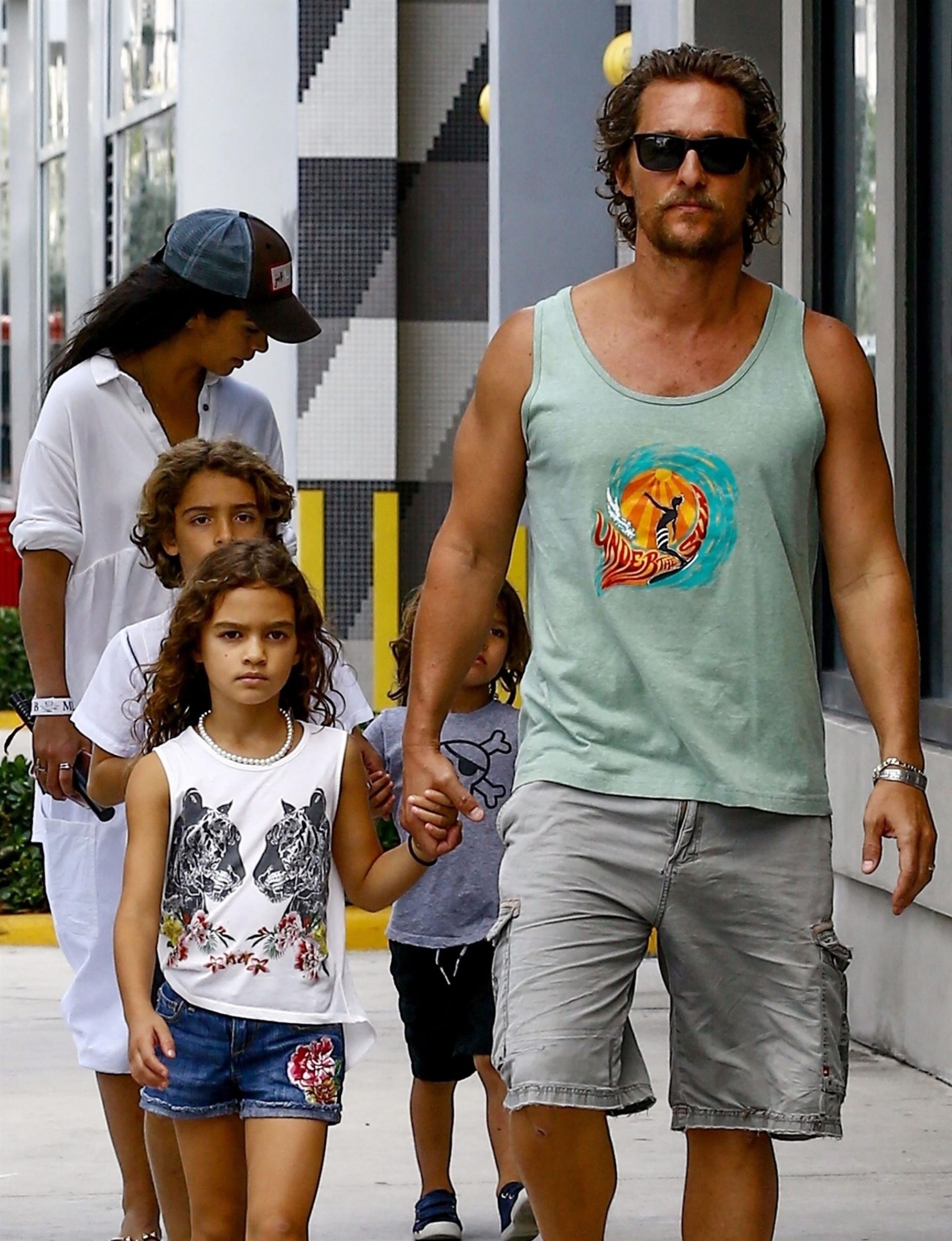 Metju Mekonahej sa porodicom; Foto: Profimedia