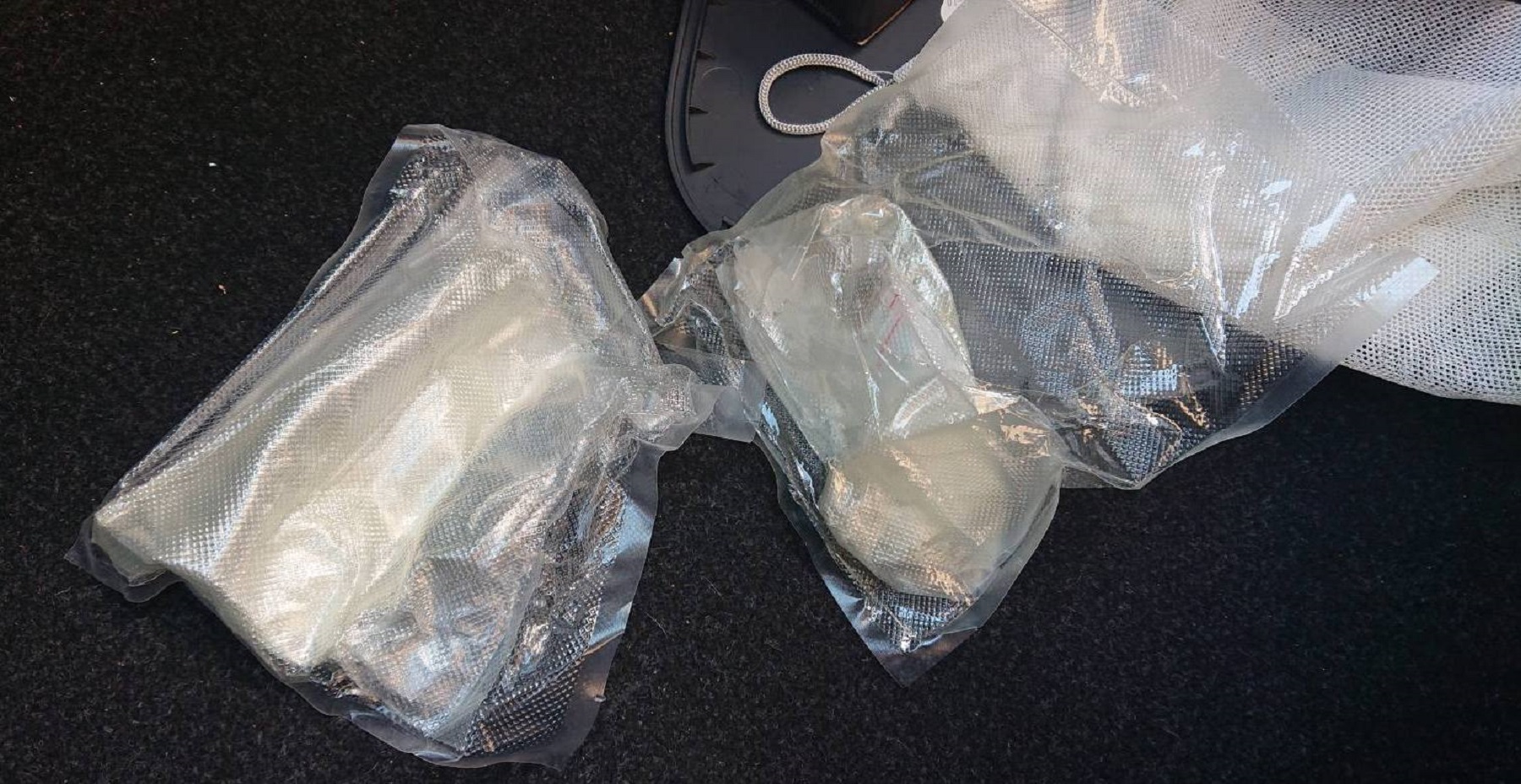 Gradina, 13. jula 2020. - Carinici su u saradnji sa policijom 13. jula 2020. godine na prelazu Gradina sprecili pokusaj jednog putnika da prokrijumcari vise vrsta narkotika medju kojima i kokain u kamenu. FOTO TANJUG / UPRAVA CARINA / an