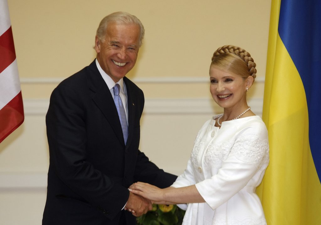 susreti epa01801504 Ukrainian Prime Minister Yulia Tymoshenko (R) welcomes US Vice President Joe Biden during their meeting in Kiev, Ukraine, 21 July 2009. Biden arrived in Ukraine on 20 July 2009 for a three-day working visit.  EPA/SERGEY DOLZHENKO