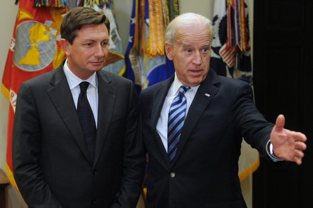 susreti epa02572641 US Vice President Joe Biden (R) and Prime Minister Borut Pahor (L) of Slovenia deliver remarks to members of the press during their meeting at the White House in Washington DC, USA, 09 February 2011.  EPA/MICHAEL REYNOLDS