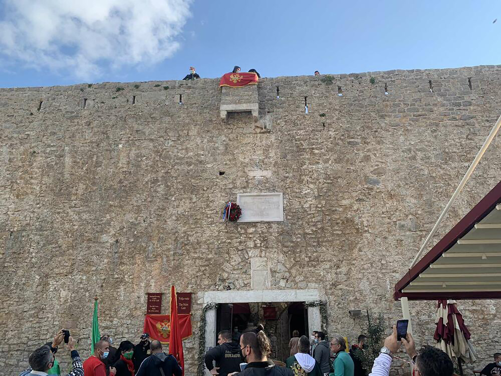 Budva, Protest u Budvi zbog polaganja vijenca na spomen ploču