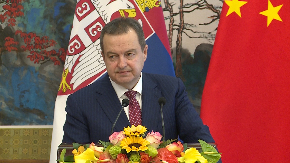 Peking, 26. februara 2020.- Prvi potpredsednik Vlade Srbije i ministar spoljnih poslova Ivica Dacic koji boravi u poseti Narodnoj Republici Kini sastao se danas sa drzavnim savetnikom i ministrom spoljnih poslova Narodne Republike Kine Vang Jiem.