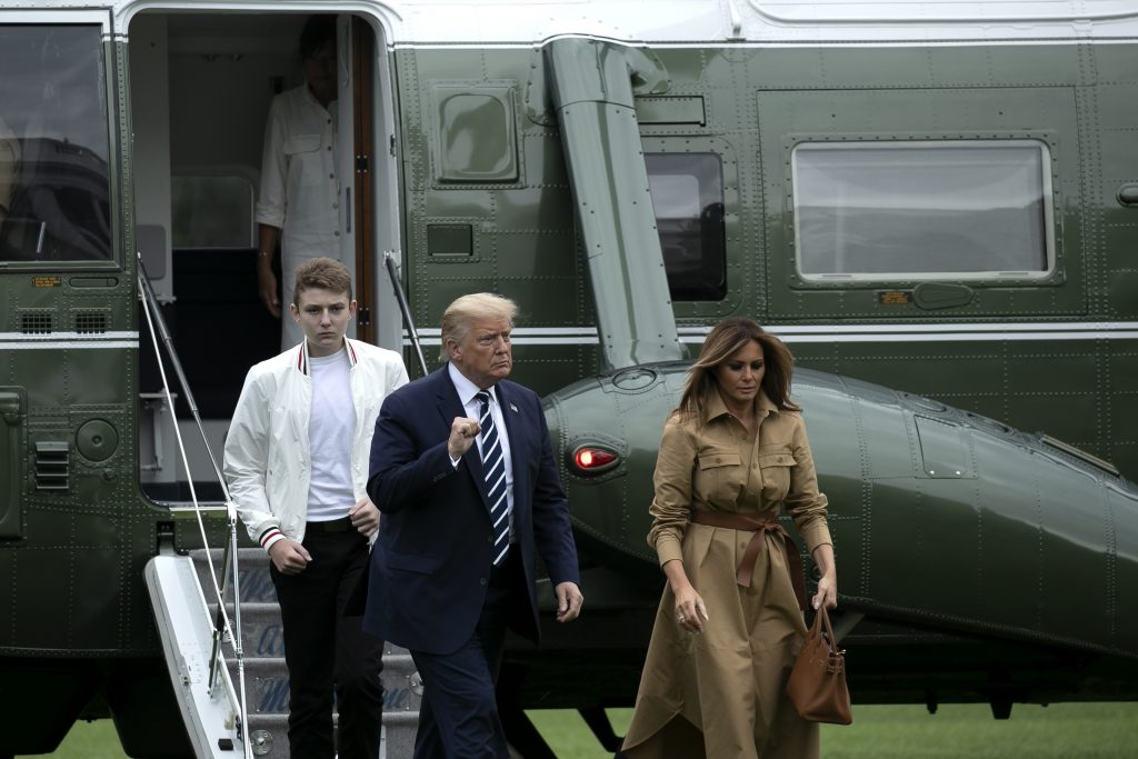 epa08608301 US President Donald J. Trump walks on the South Lawn of the White House with First Lady Melania Trump and their son Barron, after arriving on Marine One in Washington, DC, USA, 16 August 2020.  EPA-EFE/Stefani Reynolds / POOL